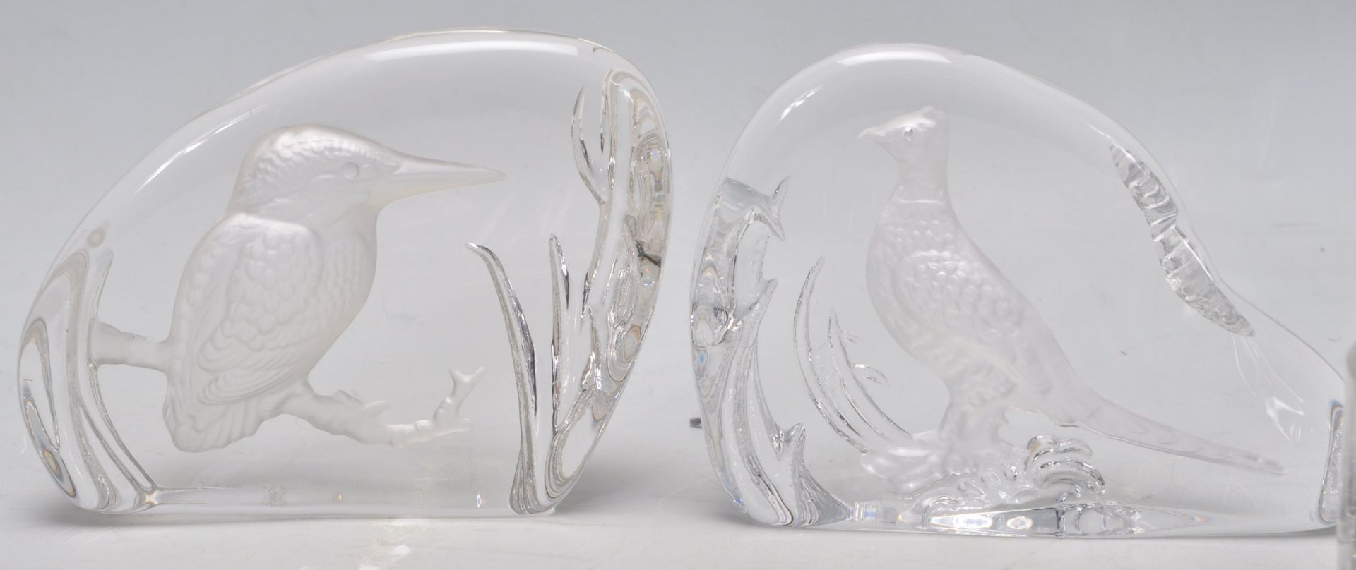 A collection of 20th Century etched glass ornaments to include a cut glass vase in with etched - Bild 2 aus 7