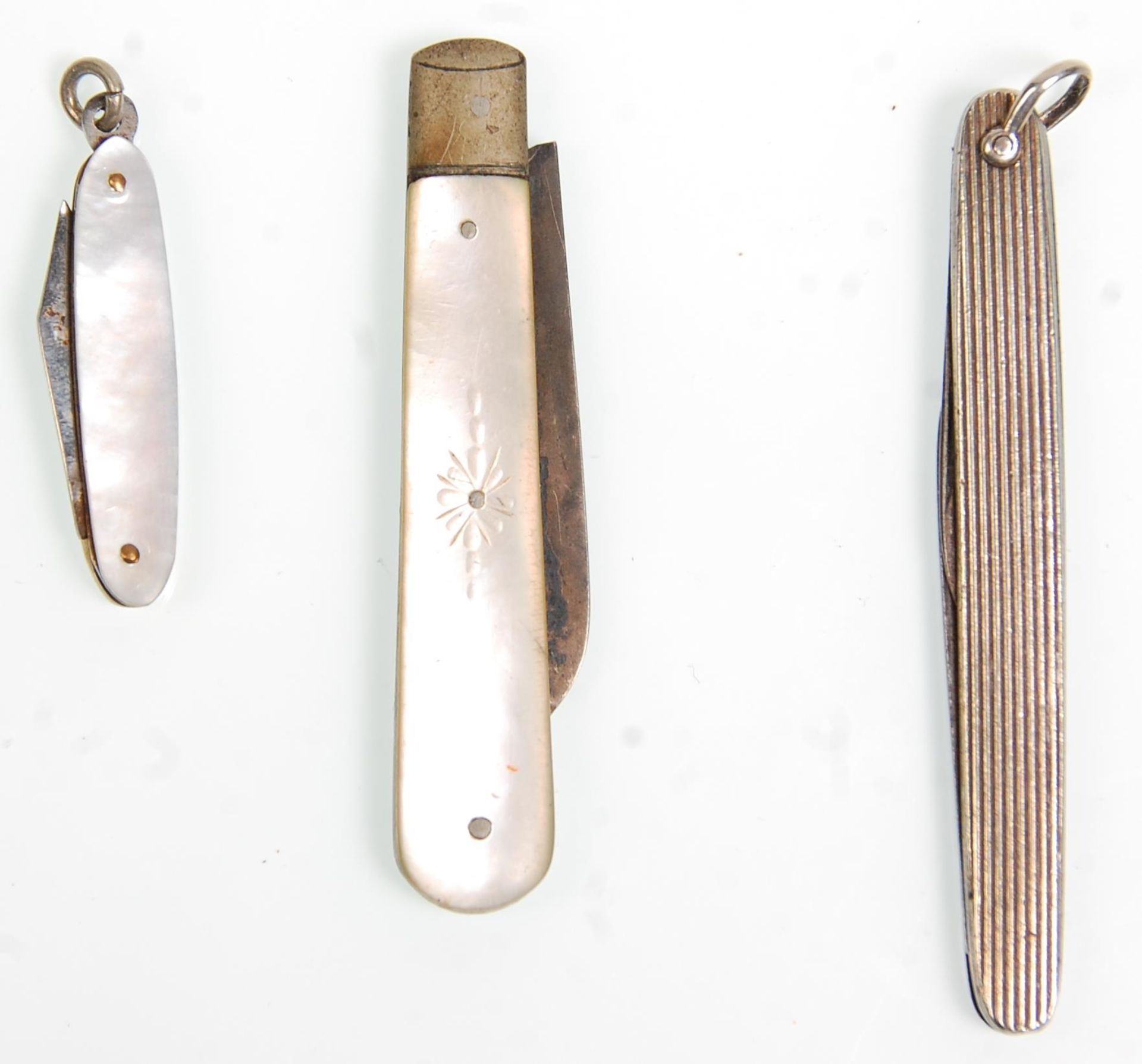 A group of three silver fruit knives to include a hallmarked folding knife with a mother of pearl - Bild 2 aus 3