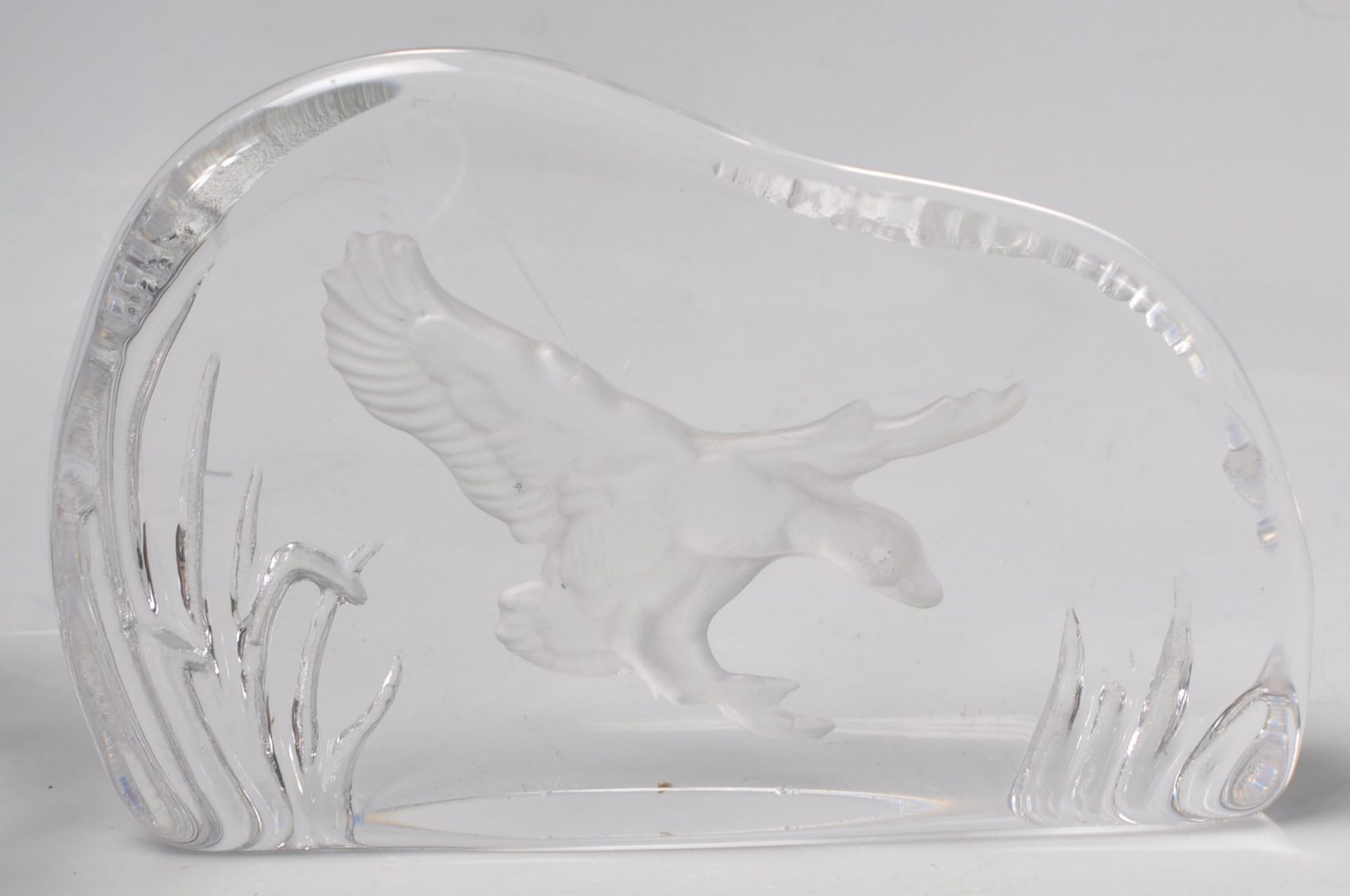 A collection of 20th Century etched glass ornaments to include a cut glass vase in with etched - Bild 7 aus 7