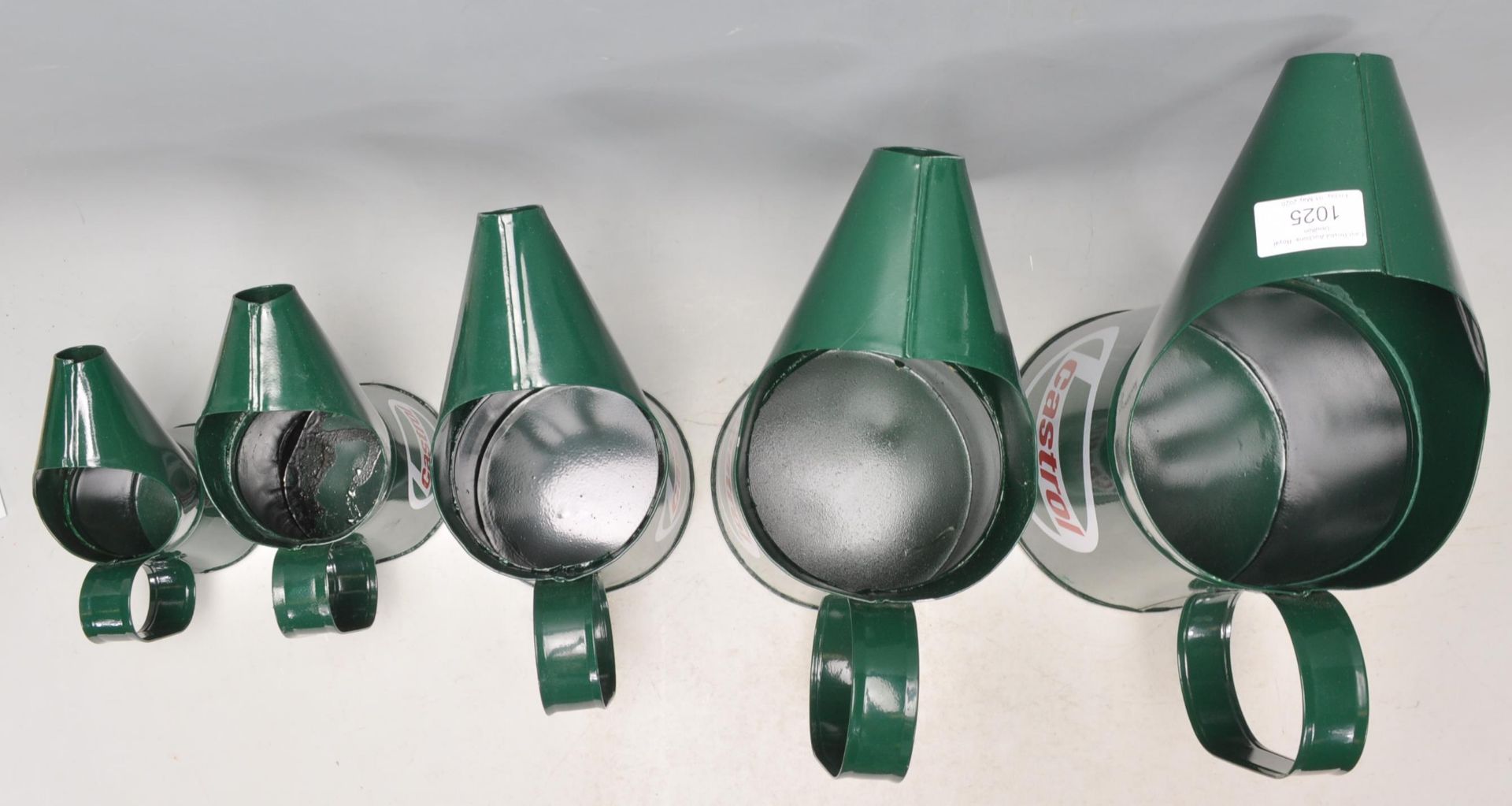 A good group of five graduating Castrol advertising oil measure jugs finished in green. - Bild 4 aus 5