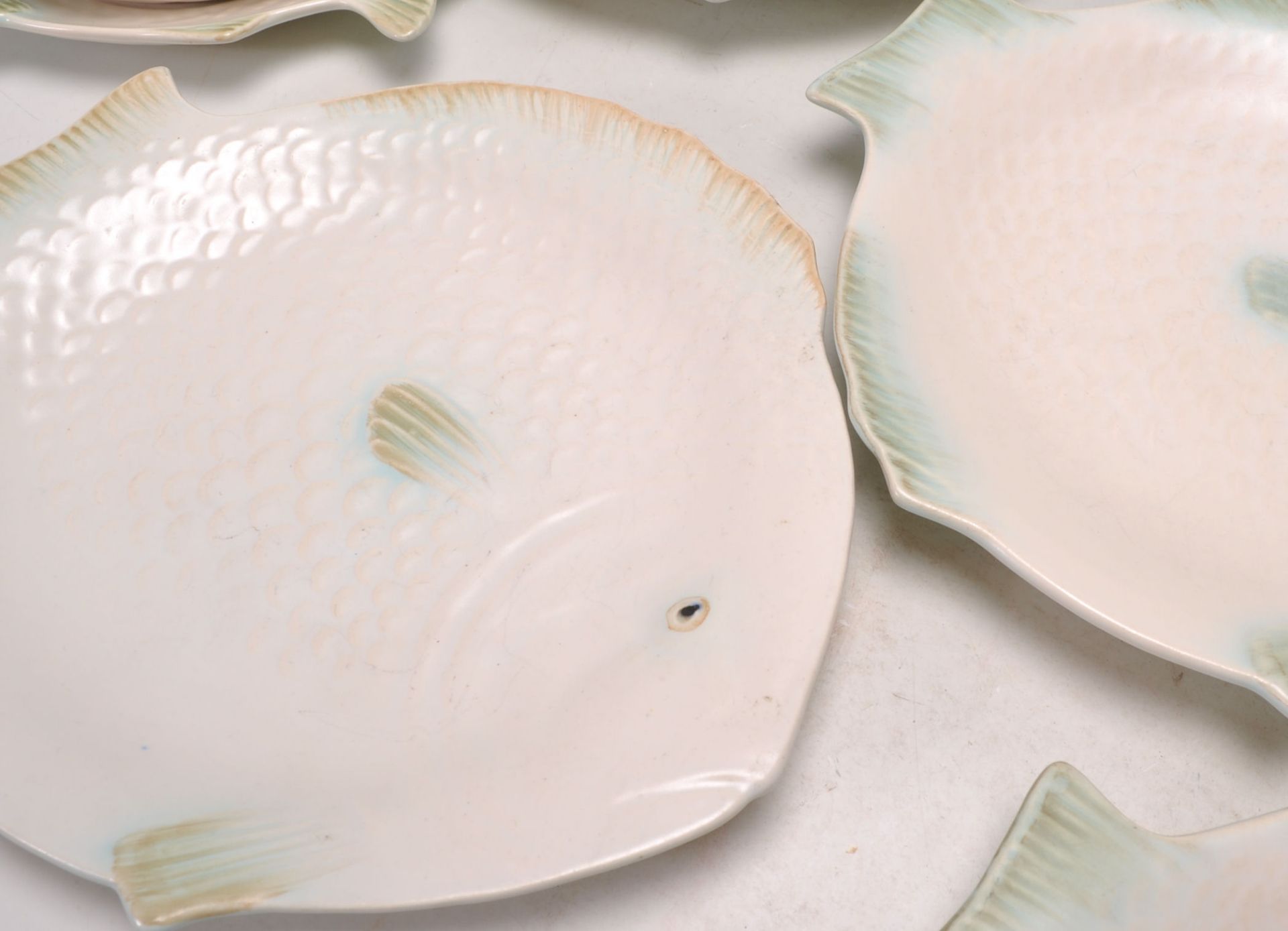 A set of vintage retro Shorter & Son fish plates having a white ground with mint green accents, - Bild 7 aus 10