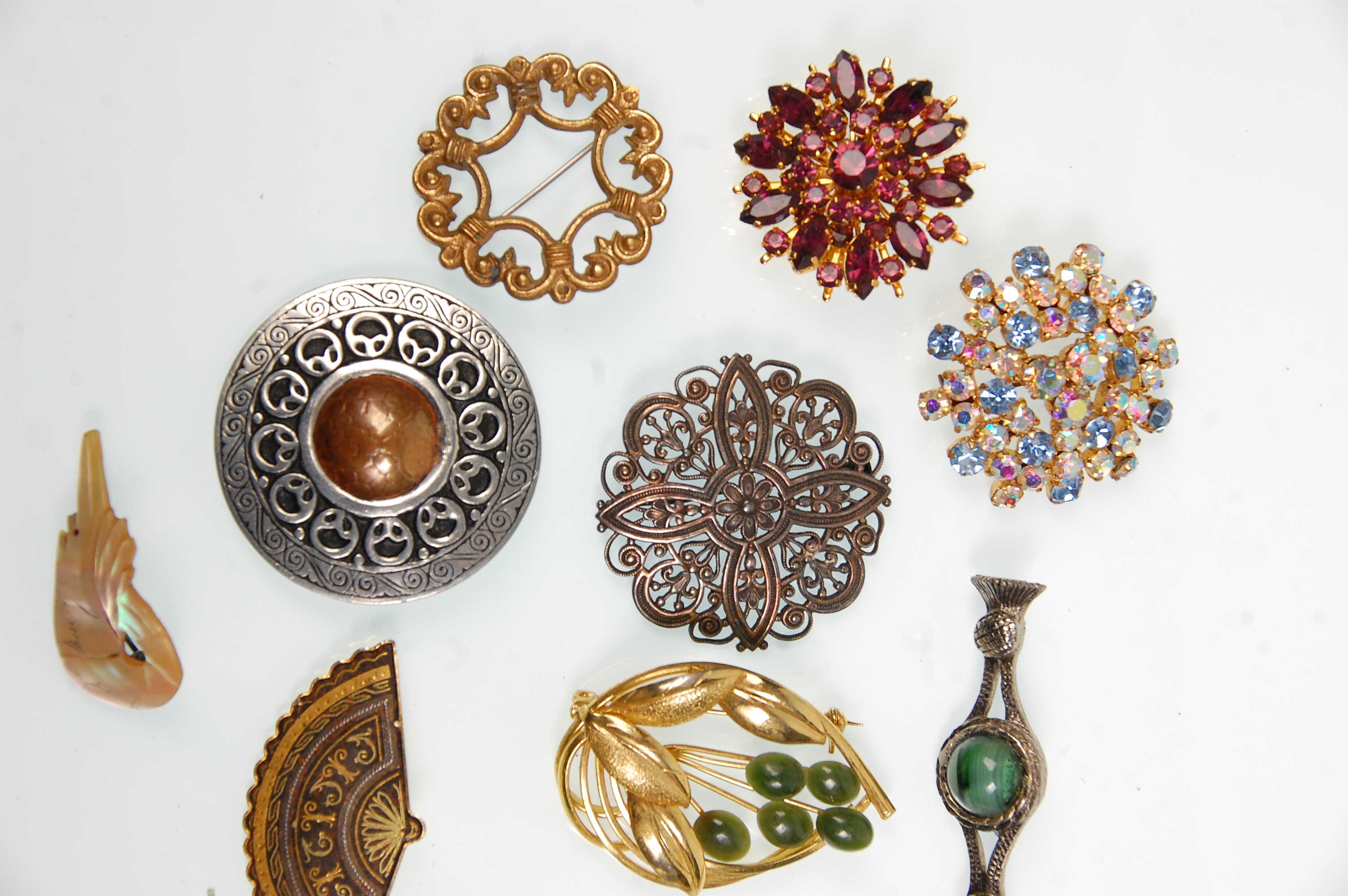 A good collection of fifteenth vintage ladies brooches to include a ...