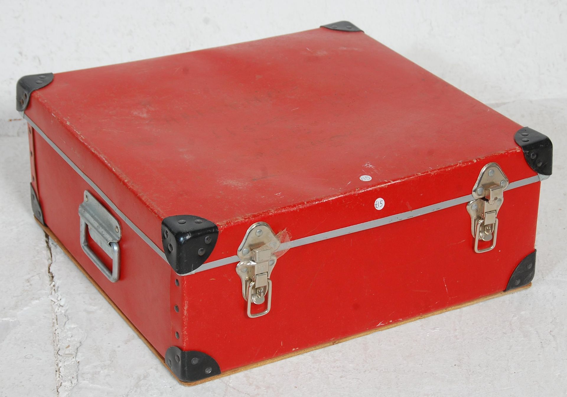A mixed group of six vintage and retro travel cases of varying materials and designs to include - Image 4 of 10
