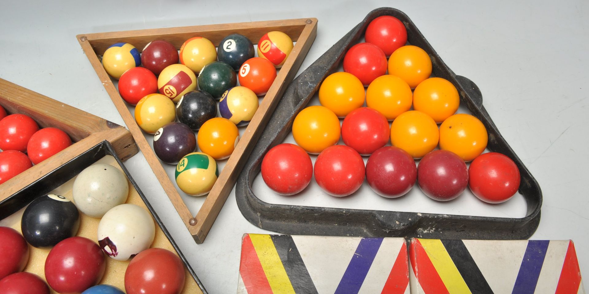 A collection of vintage snooker balls from various assorted sets along with wooden triangles and - Bild 2 aus 4