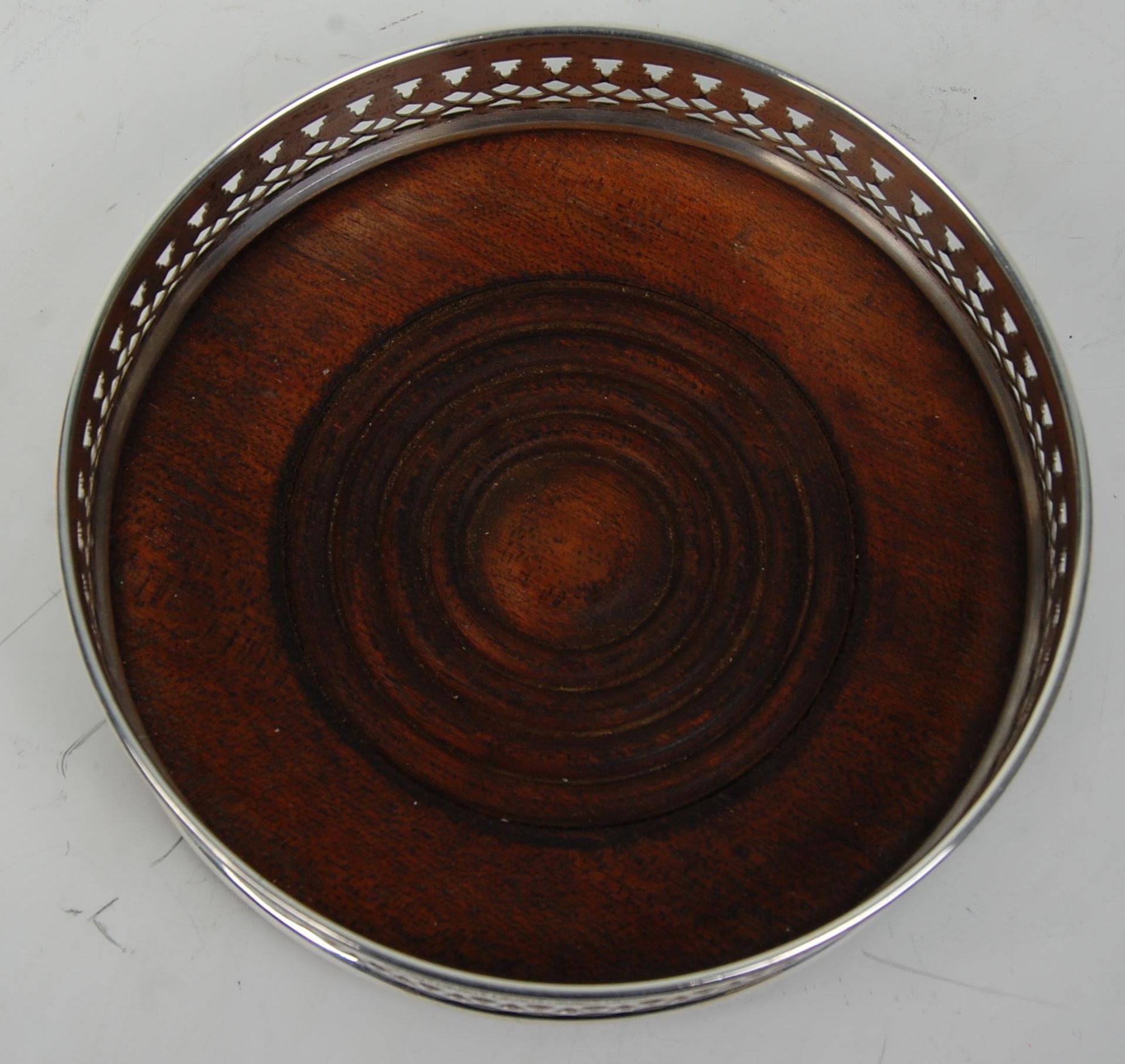 A silver hallmarked wine bottle coaster having a decorative fret pierced rim with engraved scroll - Bild 4 aus 5