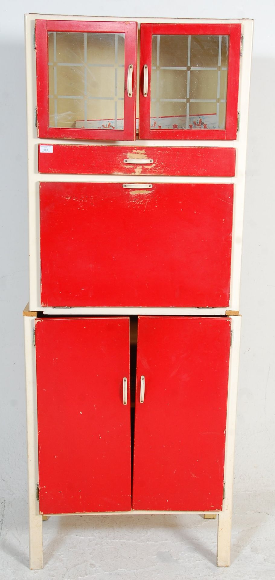 A vintage retro mid 20th Century 1950's kitchen unit having original red and white paint work, - Bild 2 aus 6