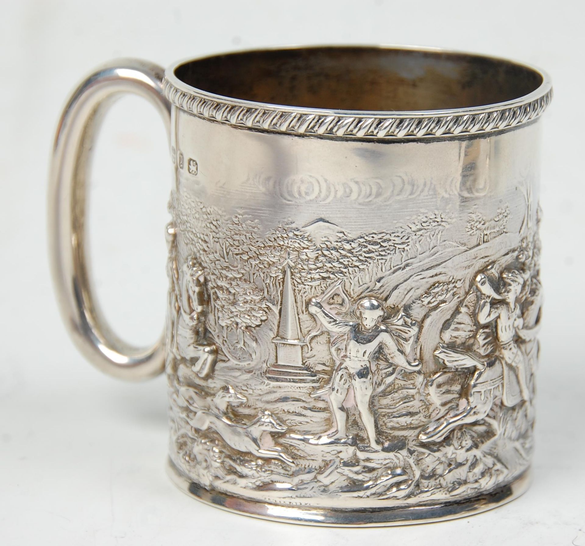 A late 19th Century Victorian silver hallmarked mug having repousse decoration depicting a - Bild 2 aus 6
