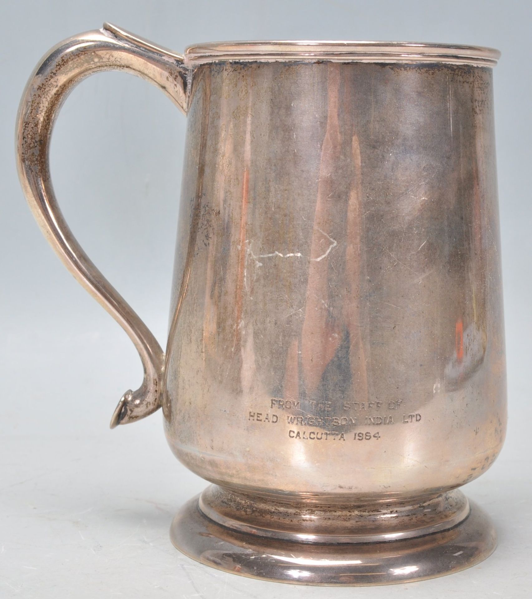 A 20th Century stamped sterling silver tankard of tapering cylindrical form raised on a footed - Bild 3 aus 7