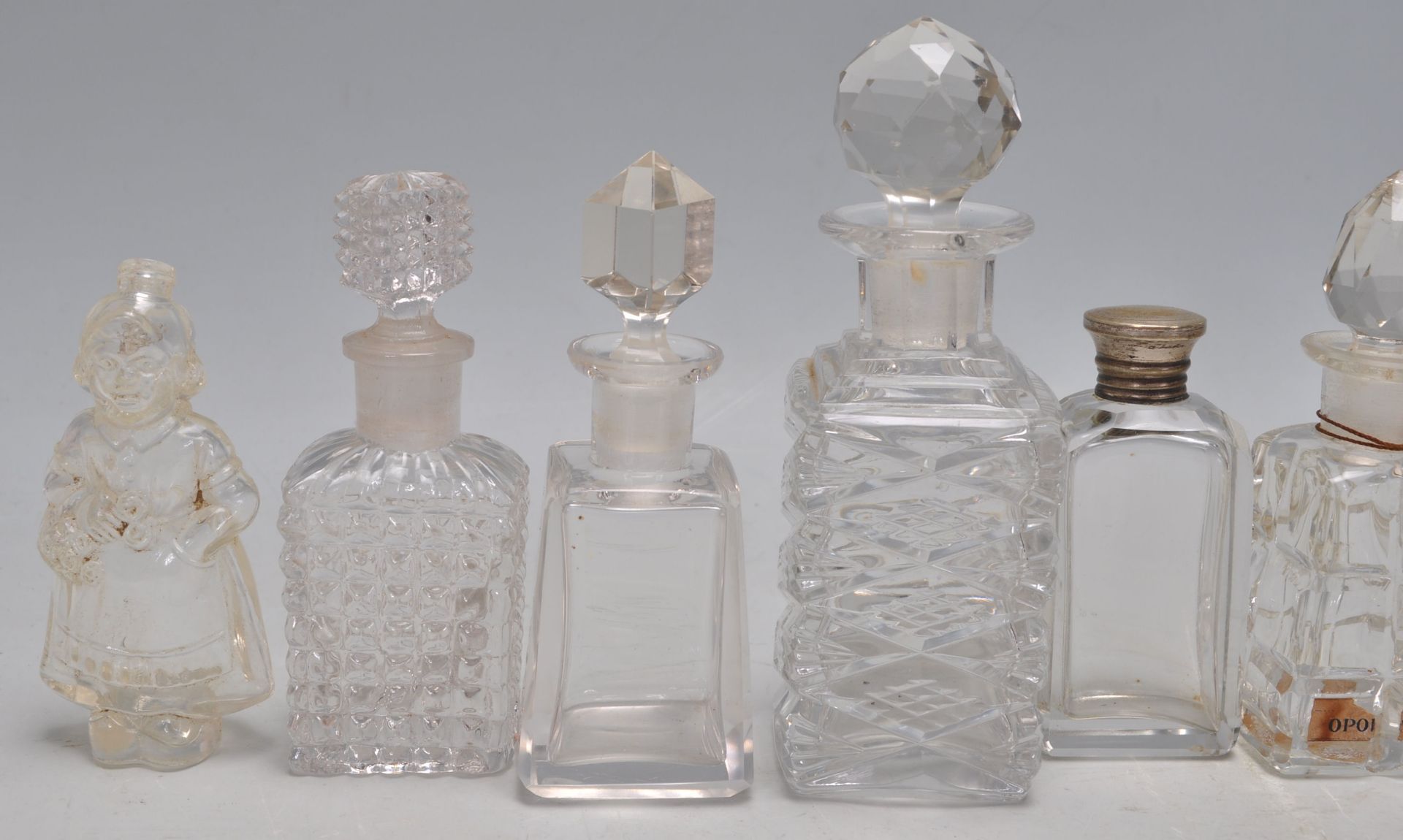 A collection of antique and vintage cut glass perfume / scent bottles to include a 1920's Art Deco - Bild 2 aus 6
