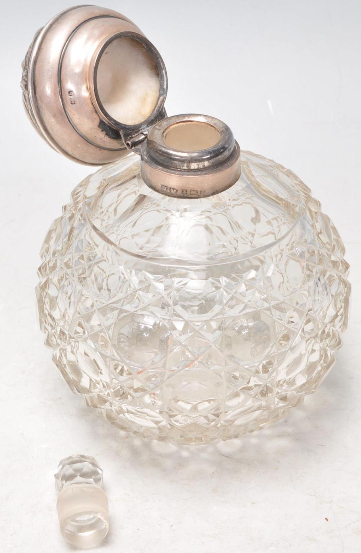 A 19th Century Victorian cut glass dressing table scent bottle of bulbous form having a silver - Bild 6 aus 8