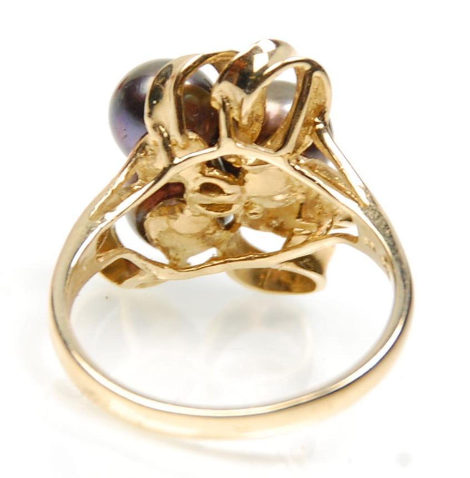 A stamped 14ct gold ring having a twist design set with three pearls and a central diamond. Weight - Bild 5 aus 5