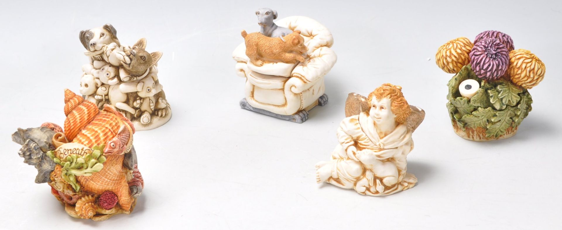 A collection of Harmony Kingdom resin novelty figurines to include a bull dog box, field mouse - Bild 3 aus 13