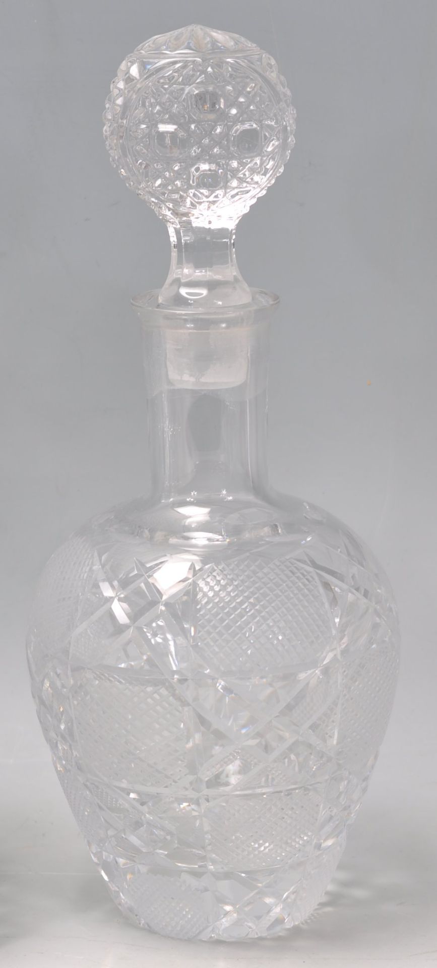 A group of four 20th Century cut crystal decanters two of square form and two of bottle form - Bild 5 aus 6
