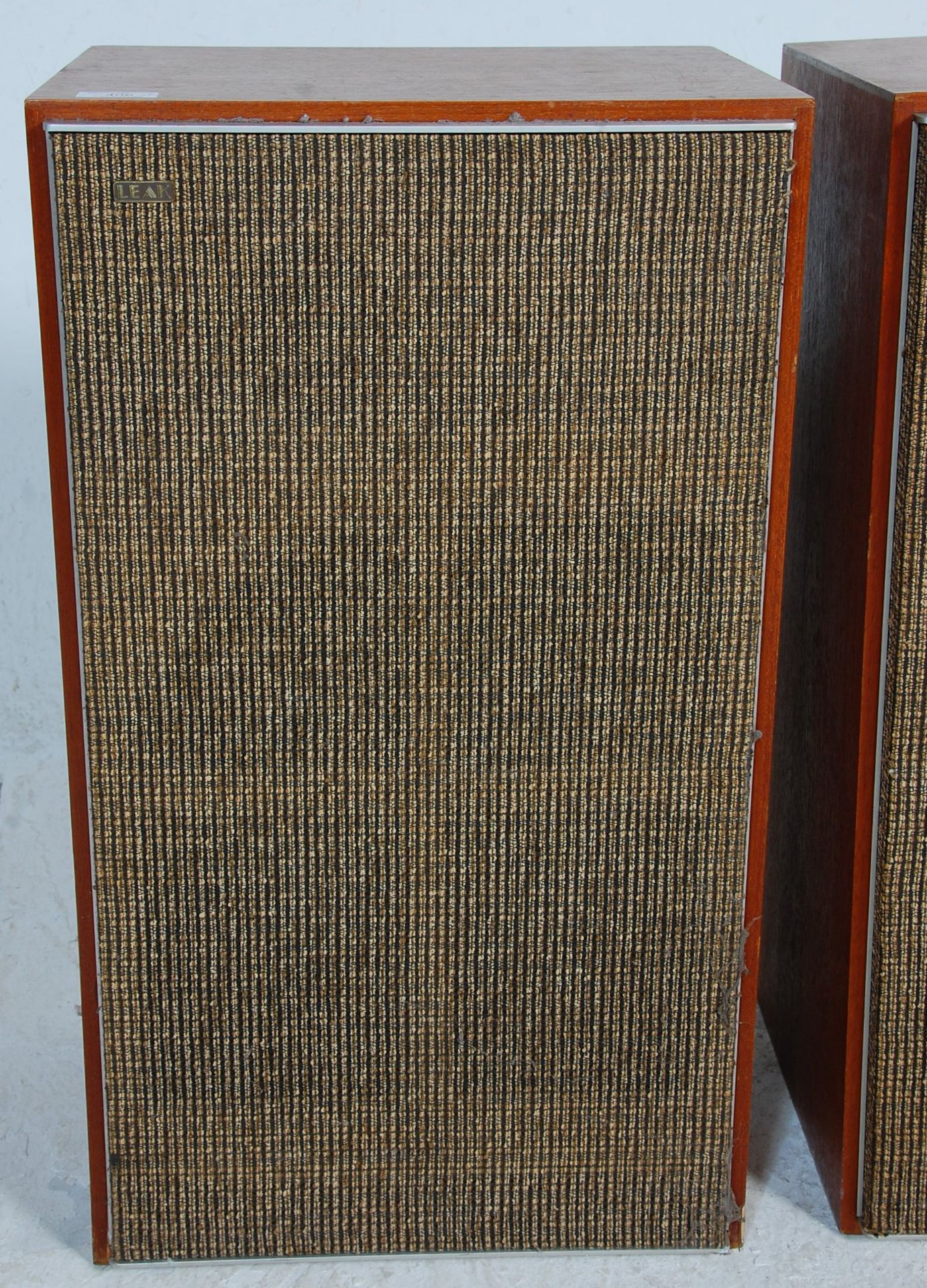 A pair of vintage 20th Century Leak Sandwich teak cased hi fi speakers. Height 66 cm. - Bild 3 aus 4