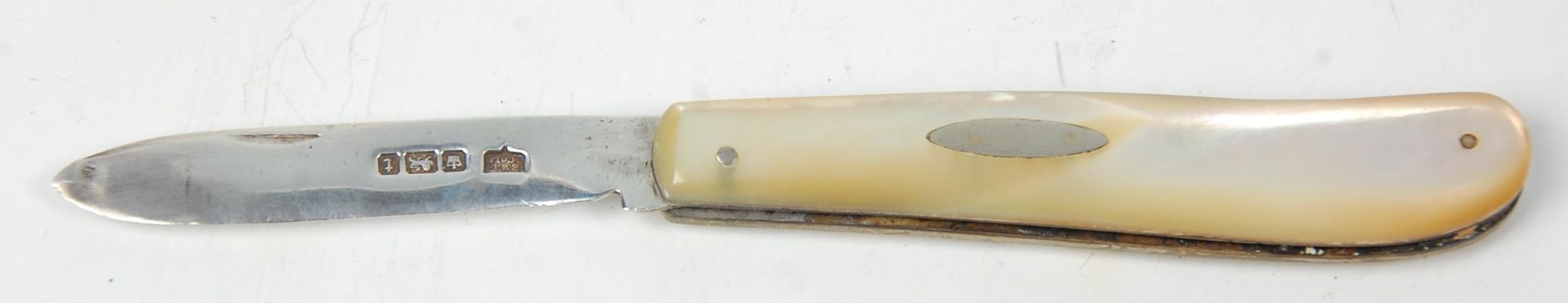 An early 20th Century mother of pearl handled fruit knife having a silver hallmarked blade. - Bild 4 aus 5