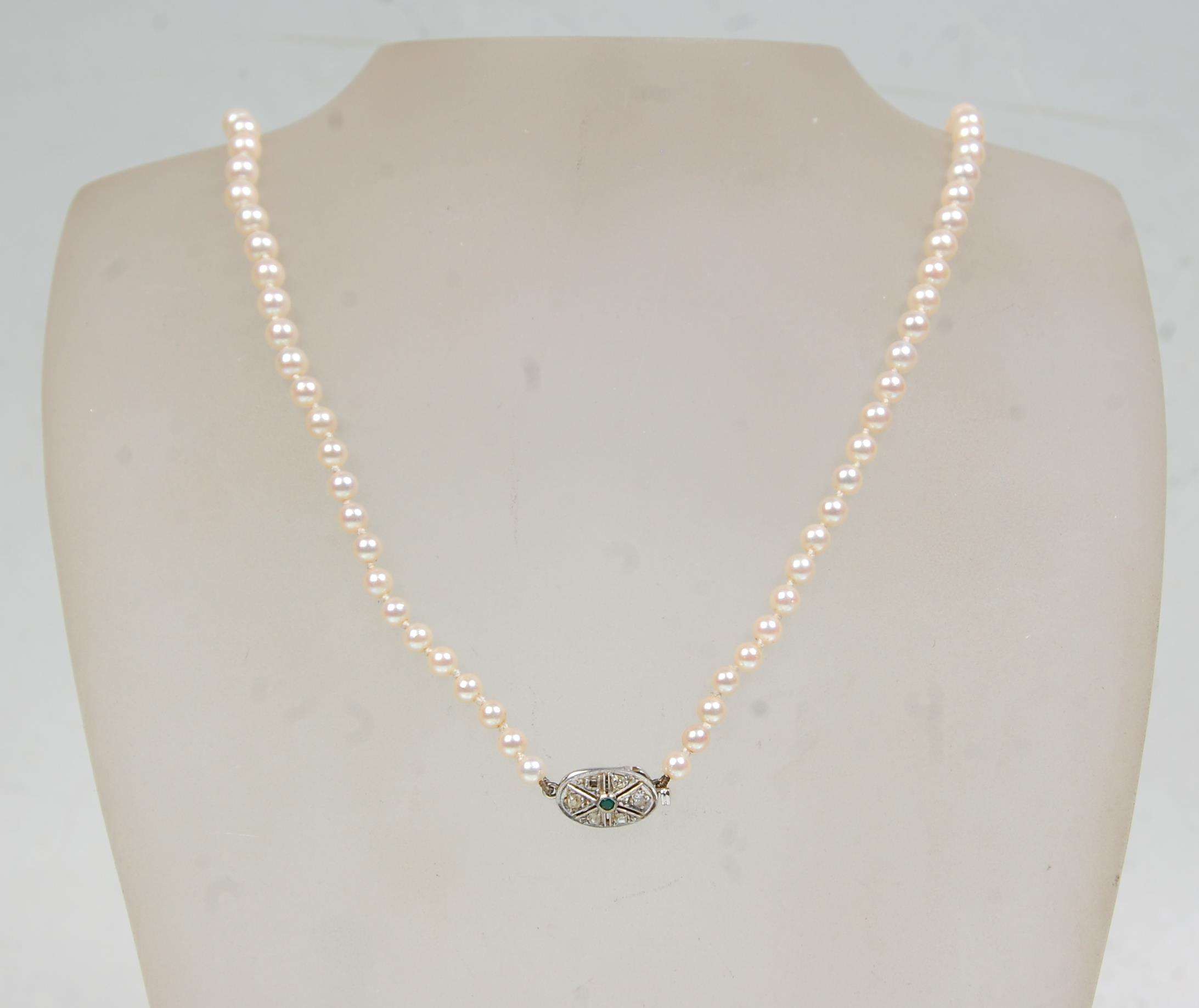 A good vintage cultured pearl necklace having a single strand of graduating pearls on a white gold - Image 4 of 4