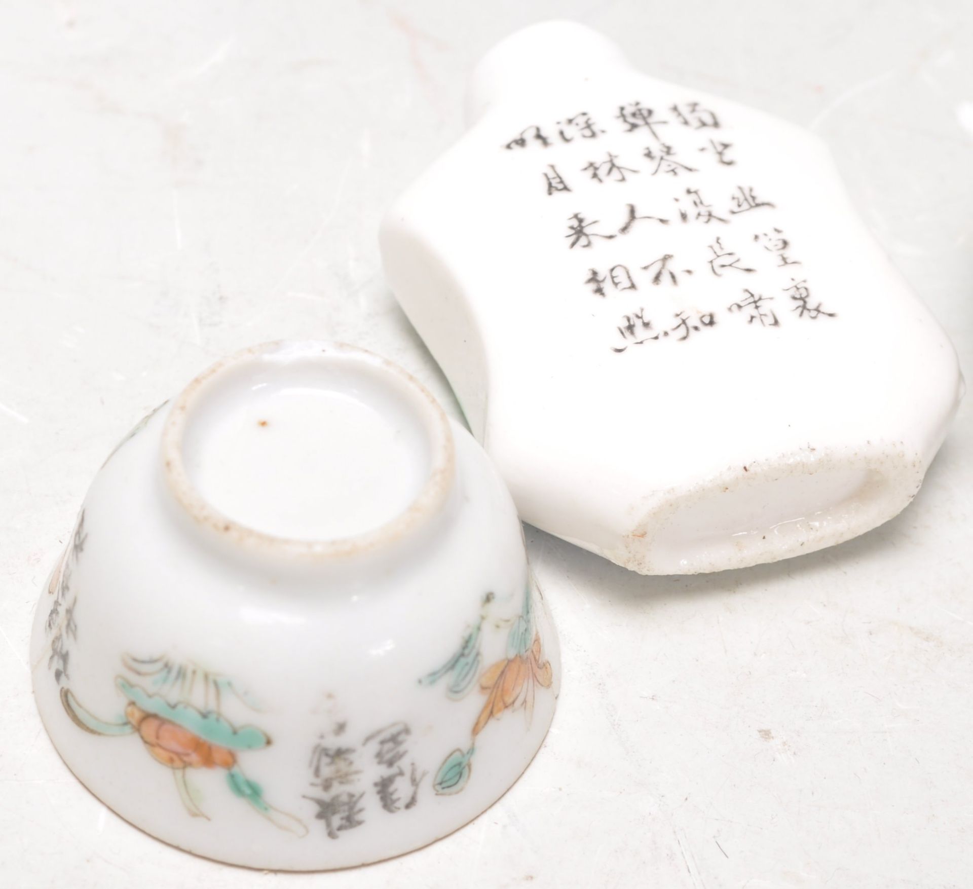 A collection of 20th Century Chinese ceramic scent bottles to include a small printed bottle - Bild 9 aus 9