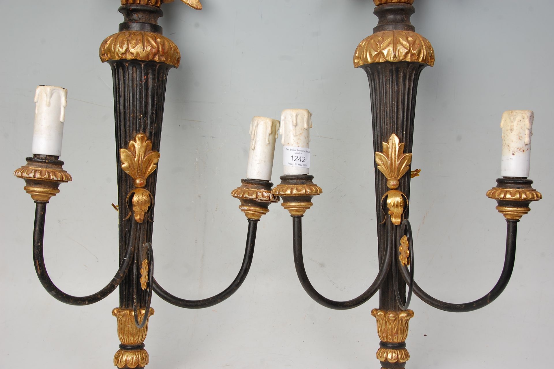 A pair of 20th Century gilt wall mounting candelabra lights having ebonised reeded wall mounts - Bild 3 aus 5