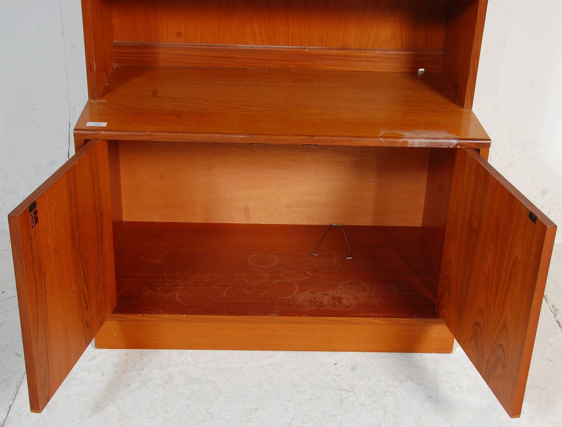 A vintage retro G Plan mid 20th Century teak wood wall unit  bookcase / drinks cabinet having a twin - Bild 5 aus 6