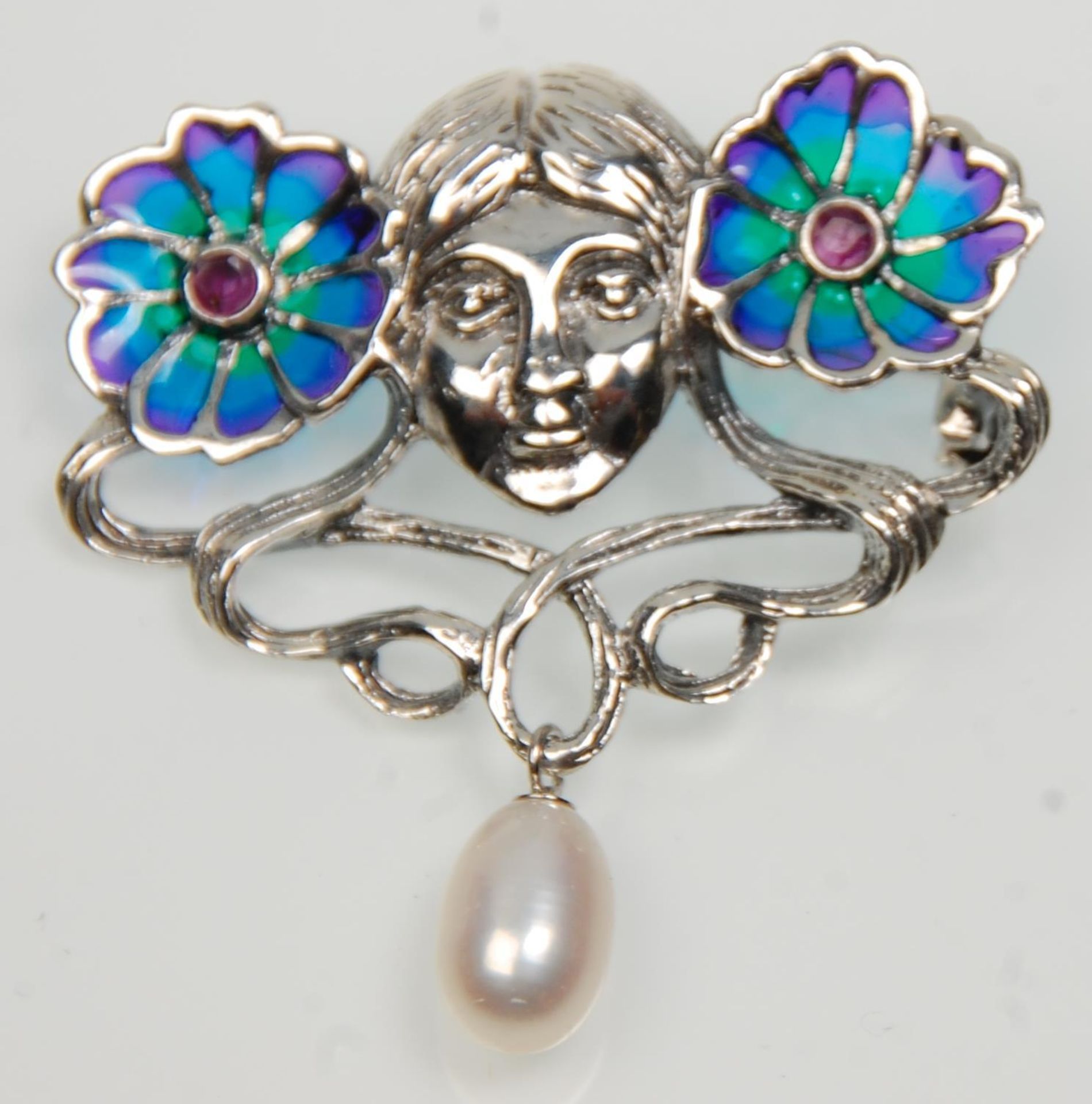 A stamped 925 silver Art Nouveau style brooch having a female face flanked by two plique a jour - Bild 3 aus 5