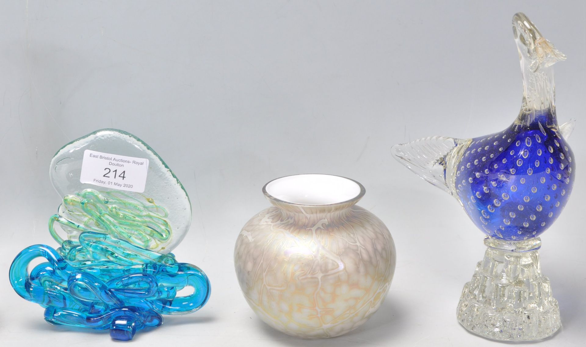 A collection of 20th Century vintage retro glass to include a Mdina vase with a bulbous body and - Bild 3 aus 4