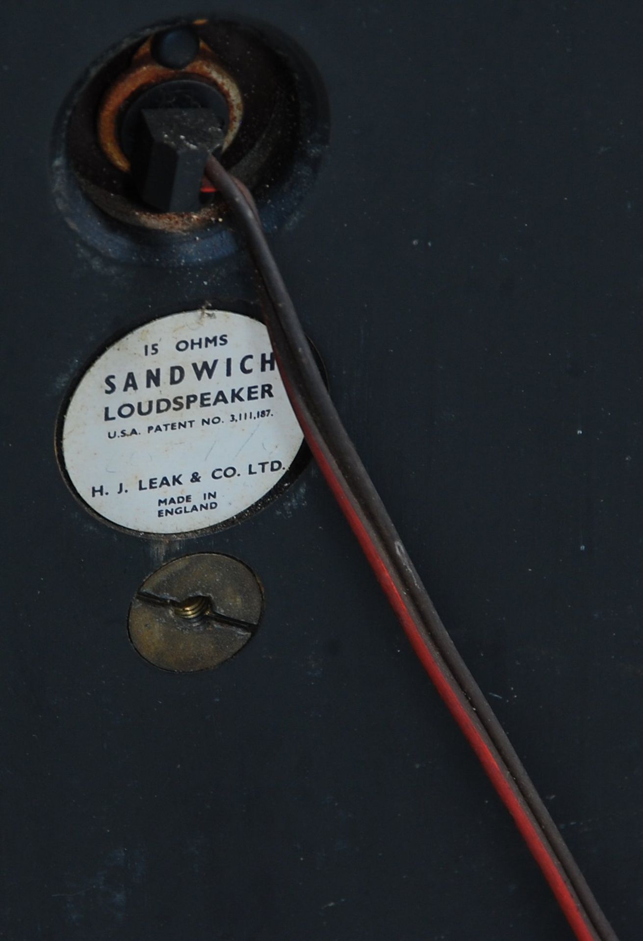 A pair of vintage 20th Century Leak Sandwich teak cased hi fi speakers. Height 66 cm. - Bild 4 aus 4