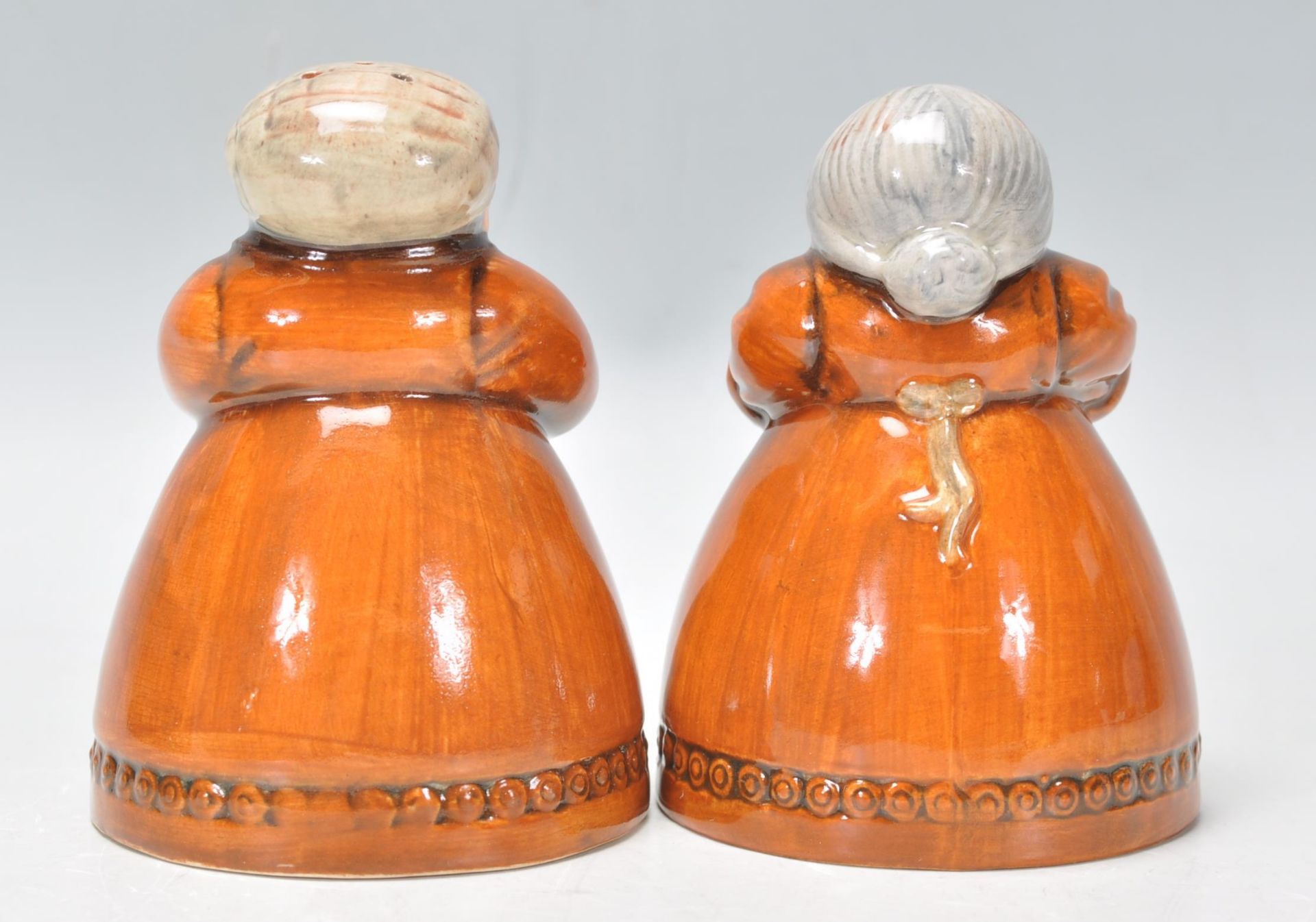 A pair of Royal Doulton salt and pepper pots entitled 'Votes for Women' and 'Toil for Men', D7066 - Bild 3 aus 7