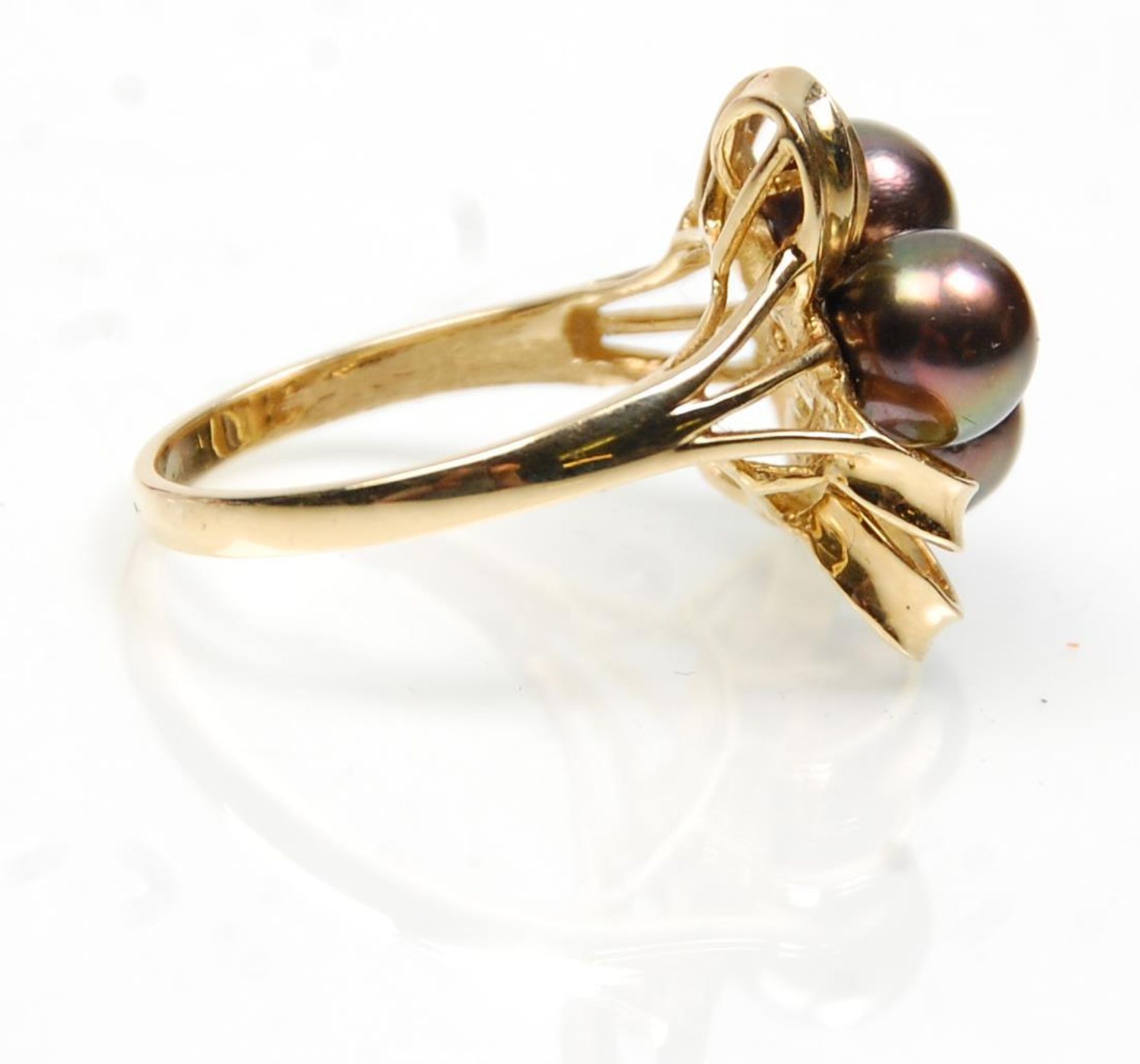 A stamped 14ct gold ring having a twist design set with three pearls and a central diamond. Weight - Bild 2 aus 5