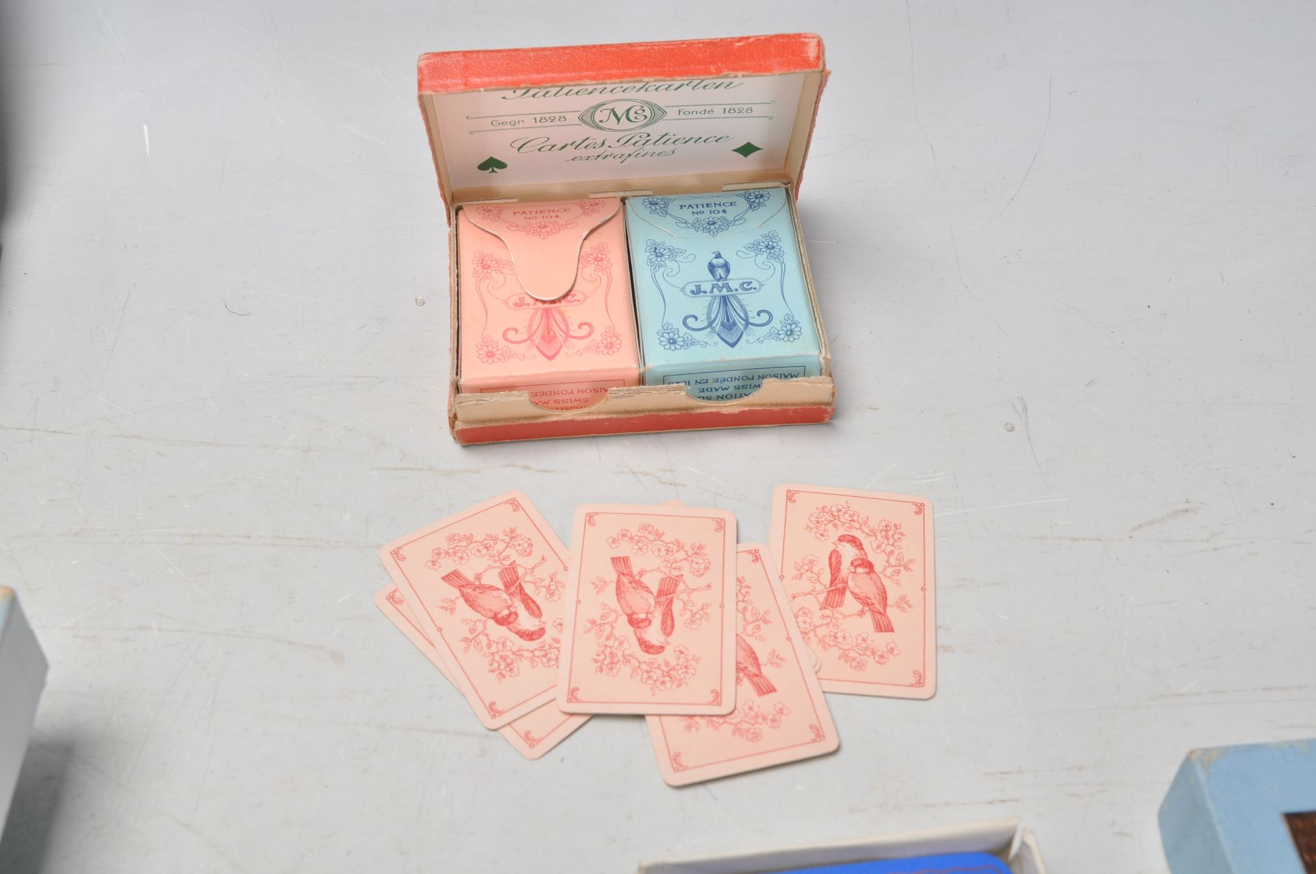 A collection of vintage playing cards to include a selection of boxed sets including Waddington, - Bild 14 aus 17