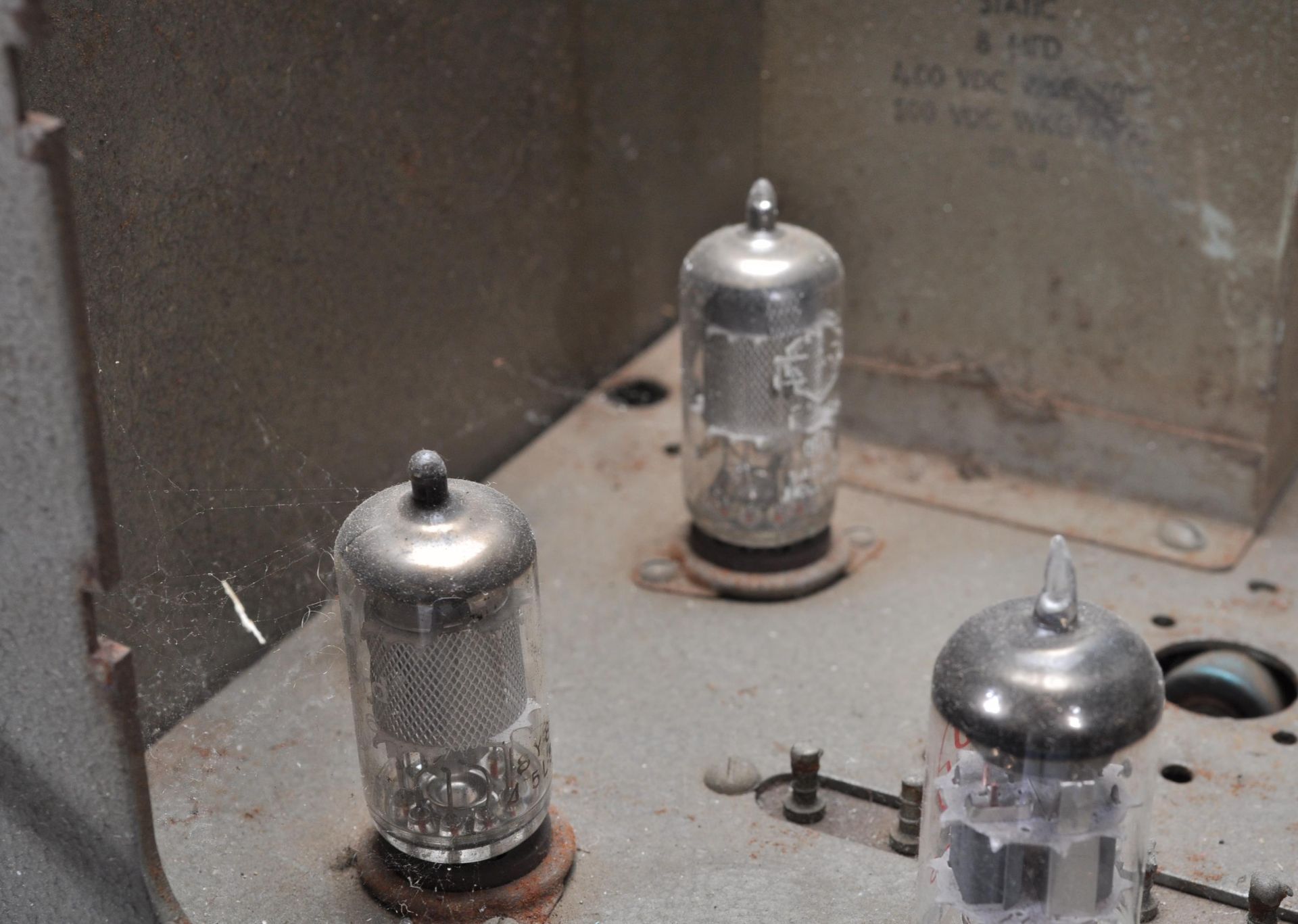 A vintage mid 20th Century valve amplifier having four original KT88 valves marked 8250Z. - Image 8 of 9