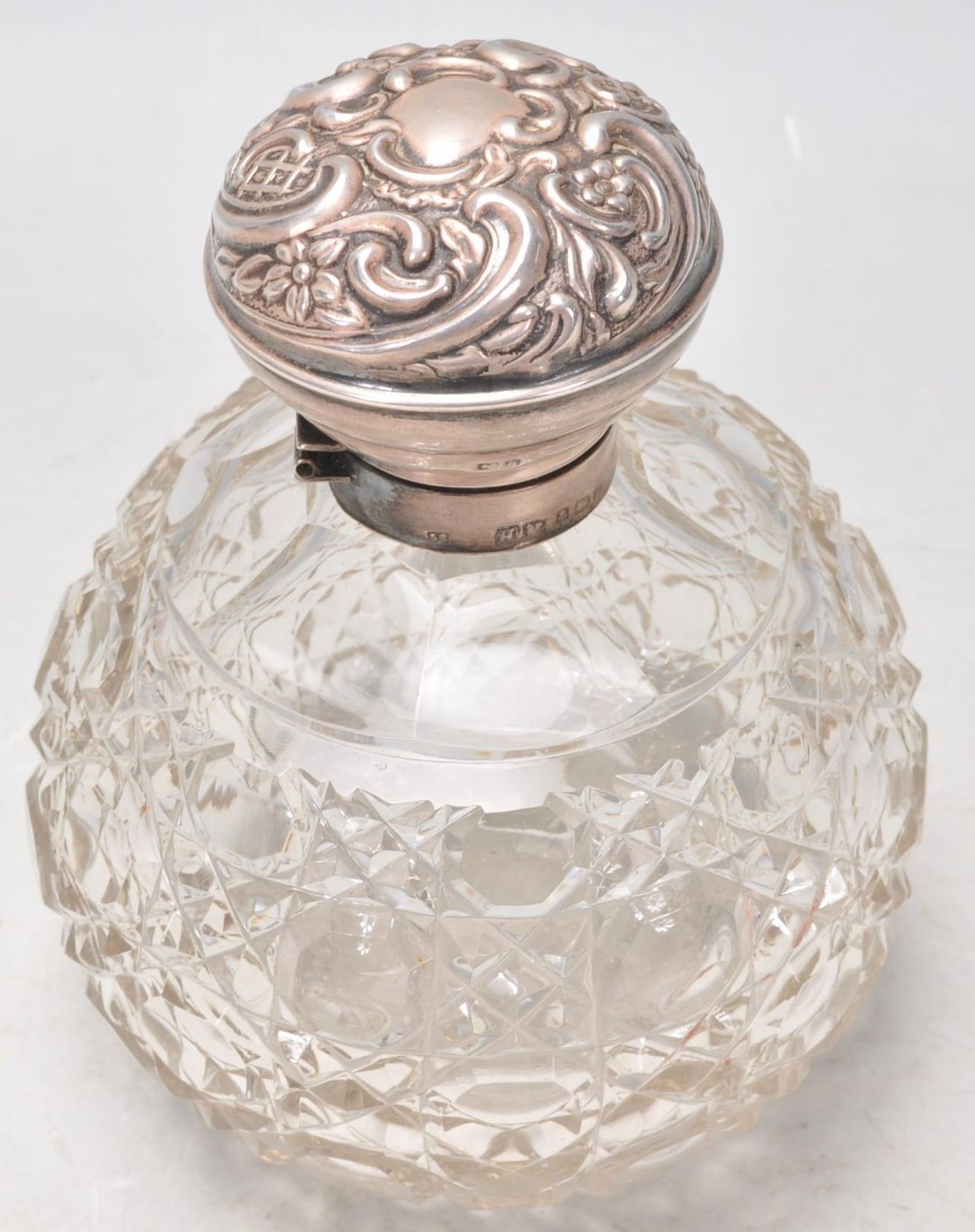 A 19th Century Victorian cut glass dressing table scent bottle of bulbous form having a silver - Bild 3 aus 8