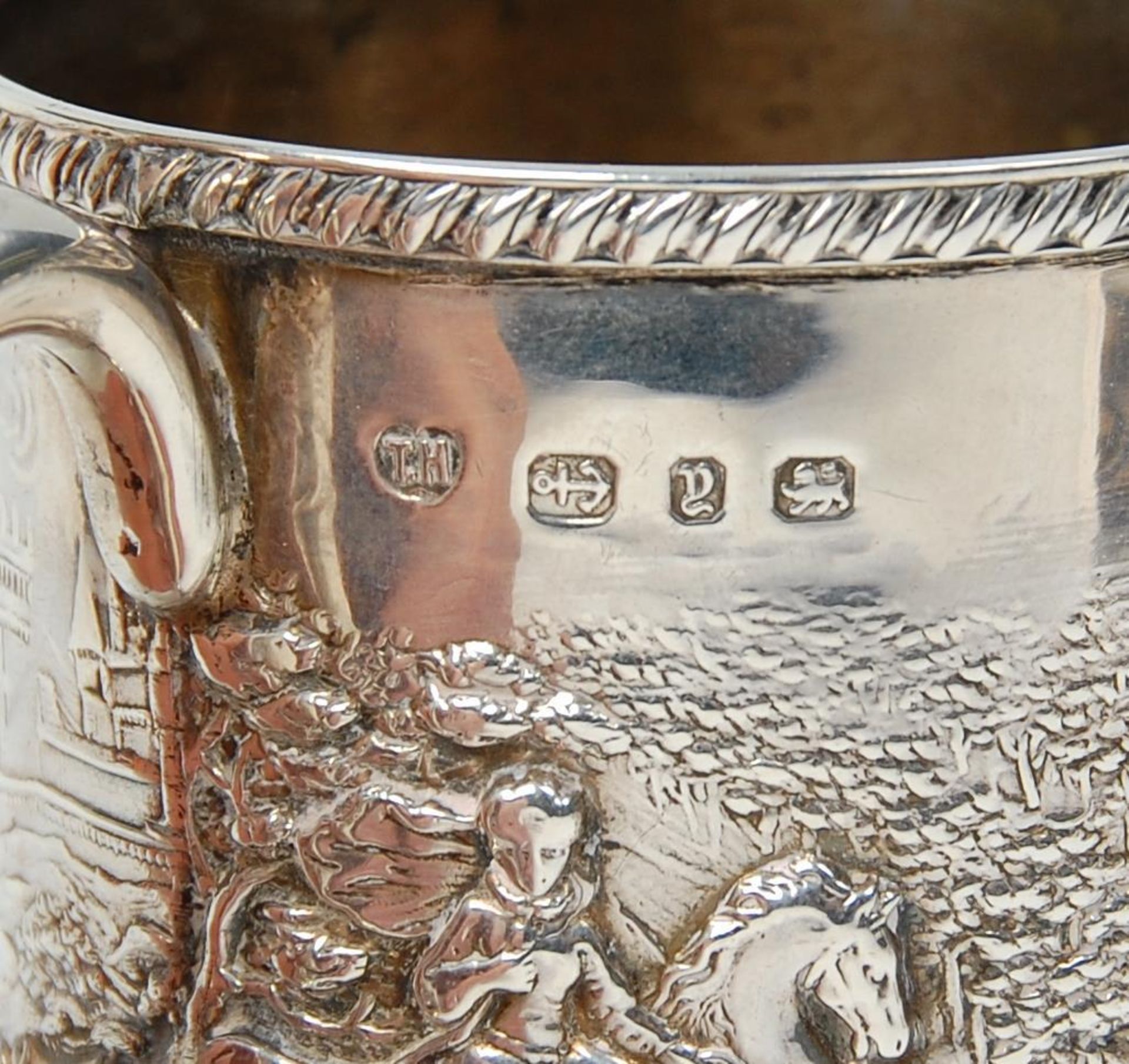 A late 19th Century Victorian silver hallmarked mug having repousse decoration depicting a - Bild 3 aus 6