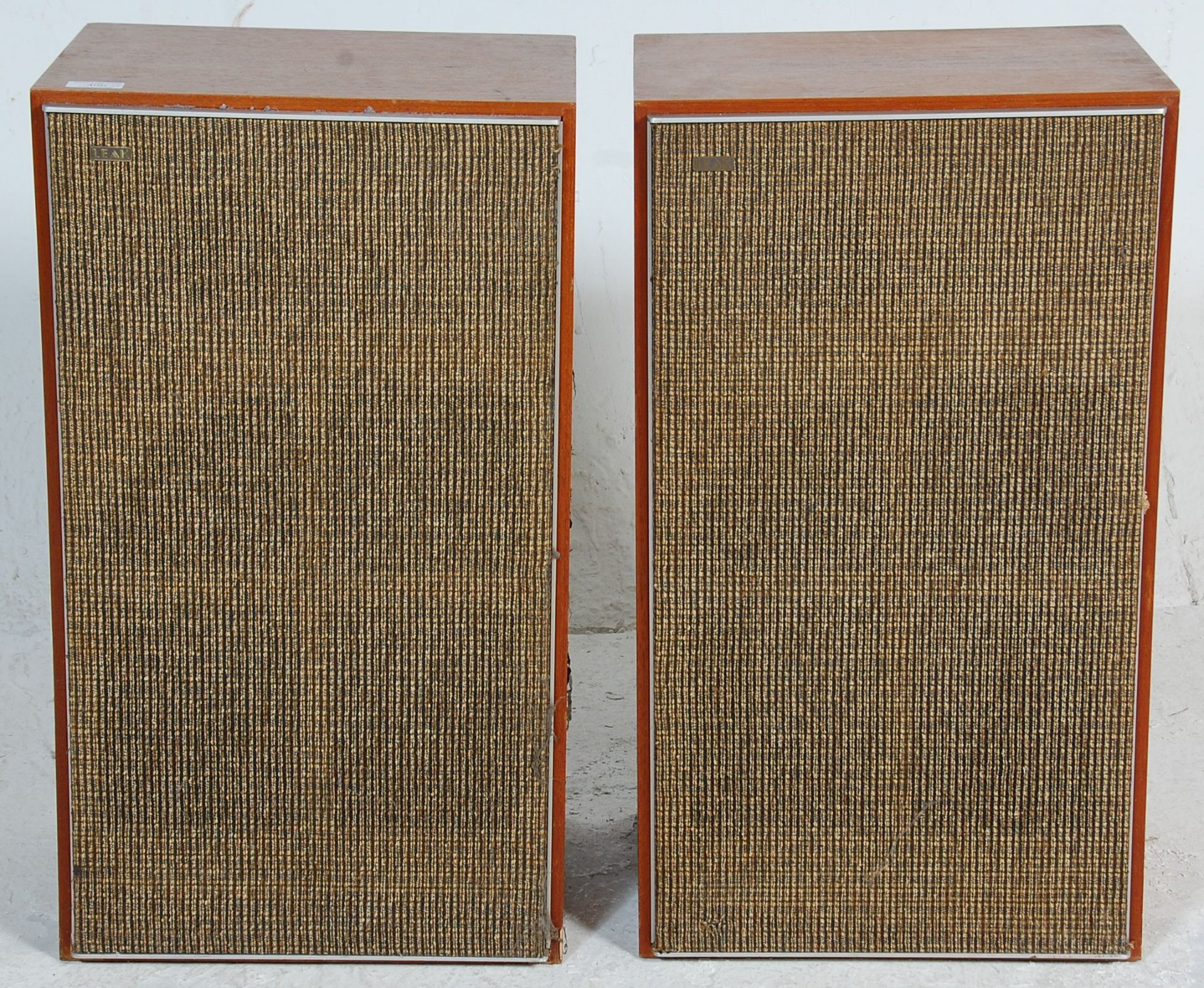 A pair of vintage 20th Century Leak Sandwich teak cased hi fi speakers. Height 66 cm. - Bild 2 aus 4