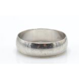 A 9ct white gold band ring. The band ring with London import marks, stamped 375. Total weight 3.6g /