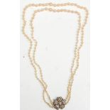An lovely vintage 20th Century pearl necklace having two rows of graduating pearls on a silver