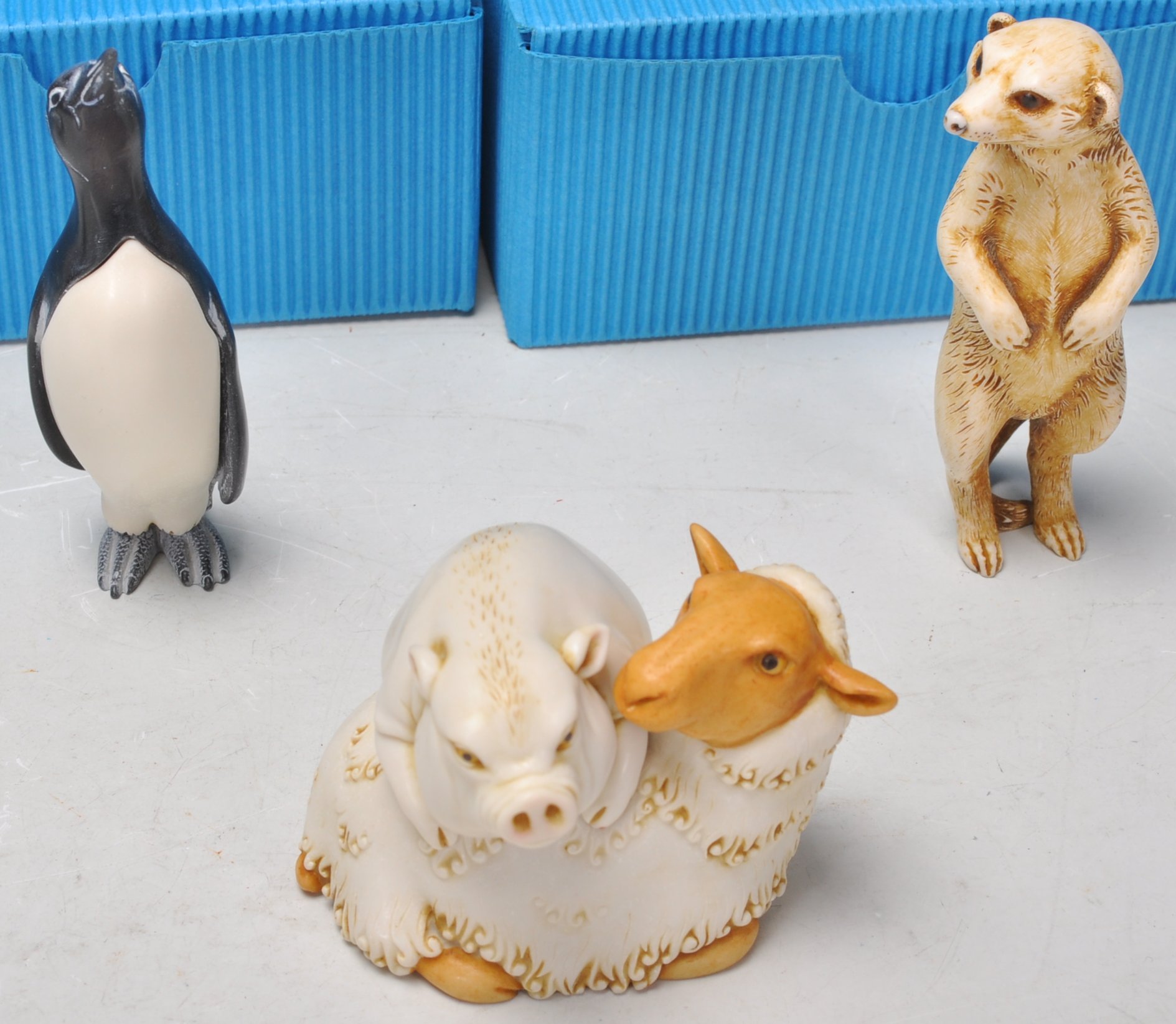 A collection of Adam Binder netsuke style animal figurines to include two polar bears, two penguins, - Image 4 of 6