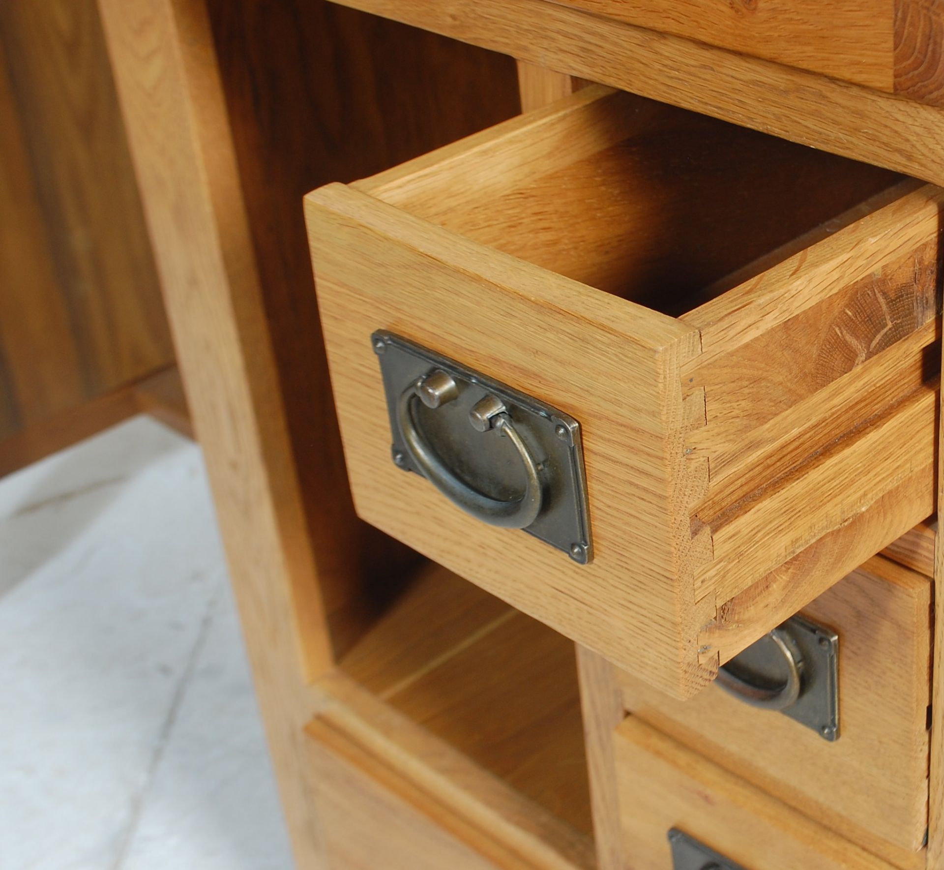 A contemporary chunky oak furniture land inspired golden oak desk having an open kneehole recess - Bild 5 aus 5