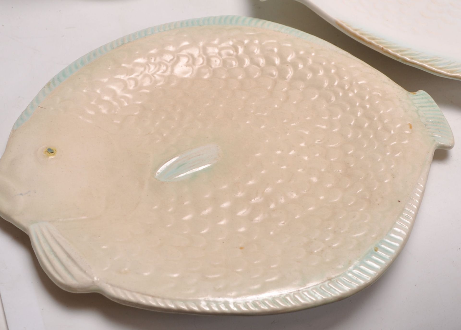 A set of vintage retro Shorter & Son fish plates having a white ground with mint green accents, - Bild 9 aus 10