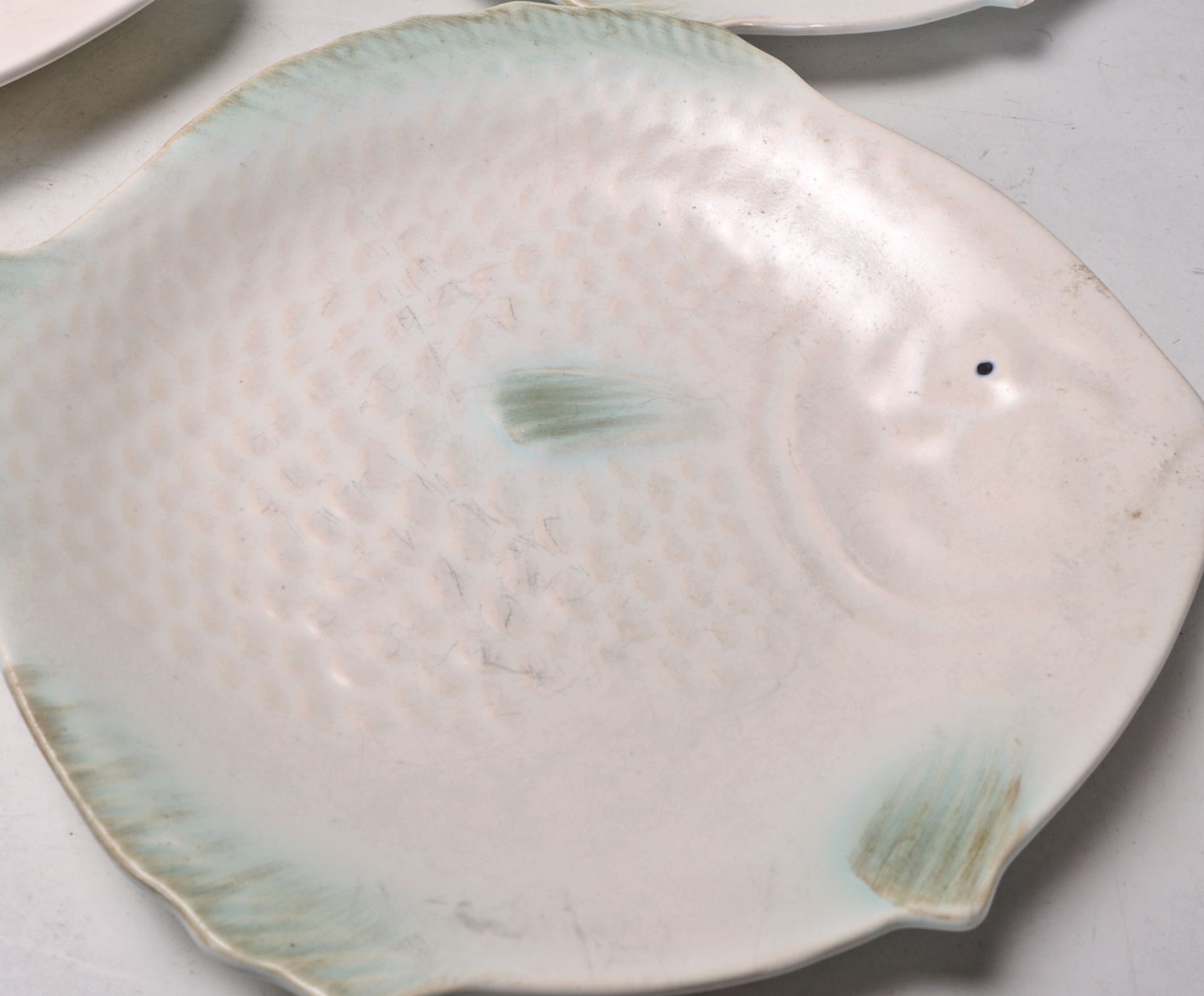 A set of vintage retro Shorter & Son fish plates having a white ground with mint green accents, - Bild 3 aus 10