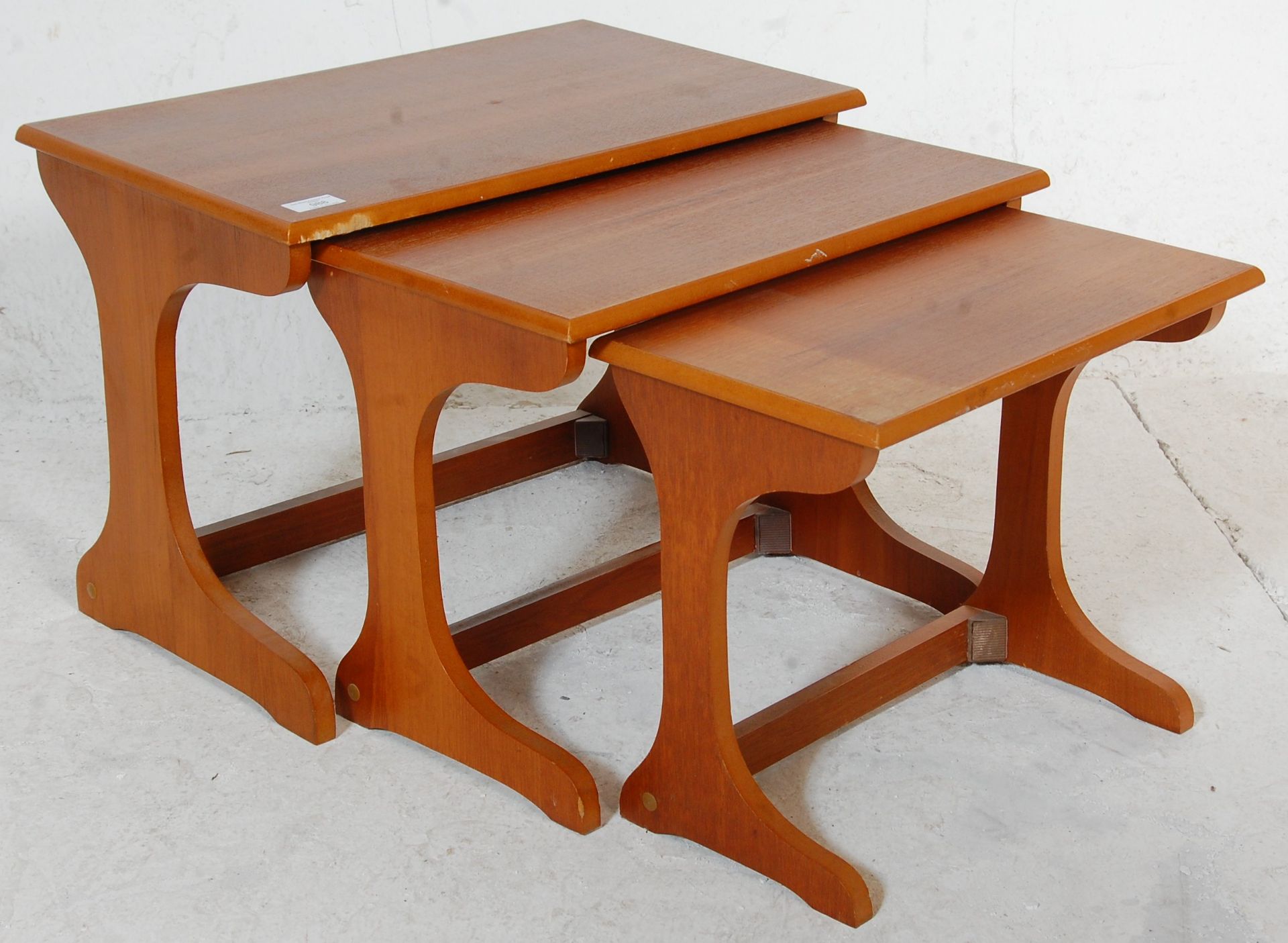 A 1970's vintage retro teak wood nest of tables having shaped legs united by stretchers with - Bild 3 aus 4