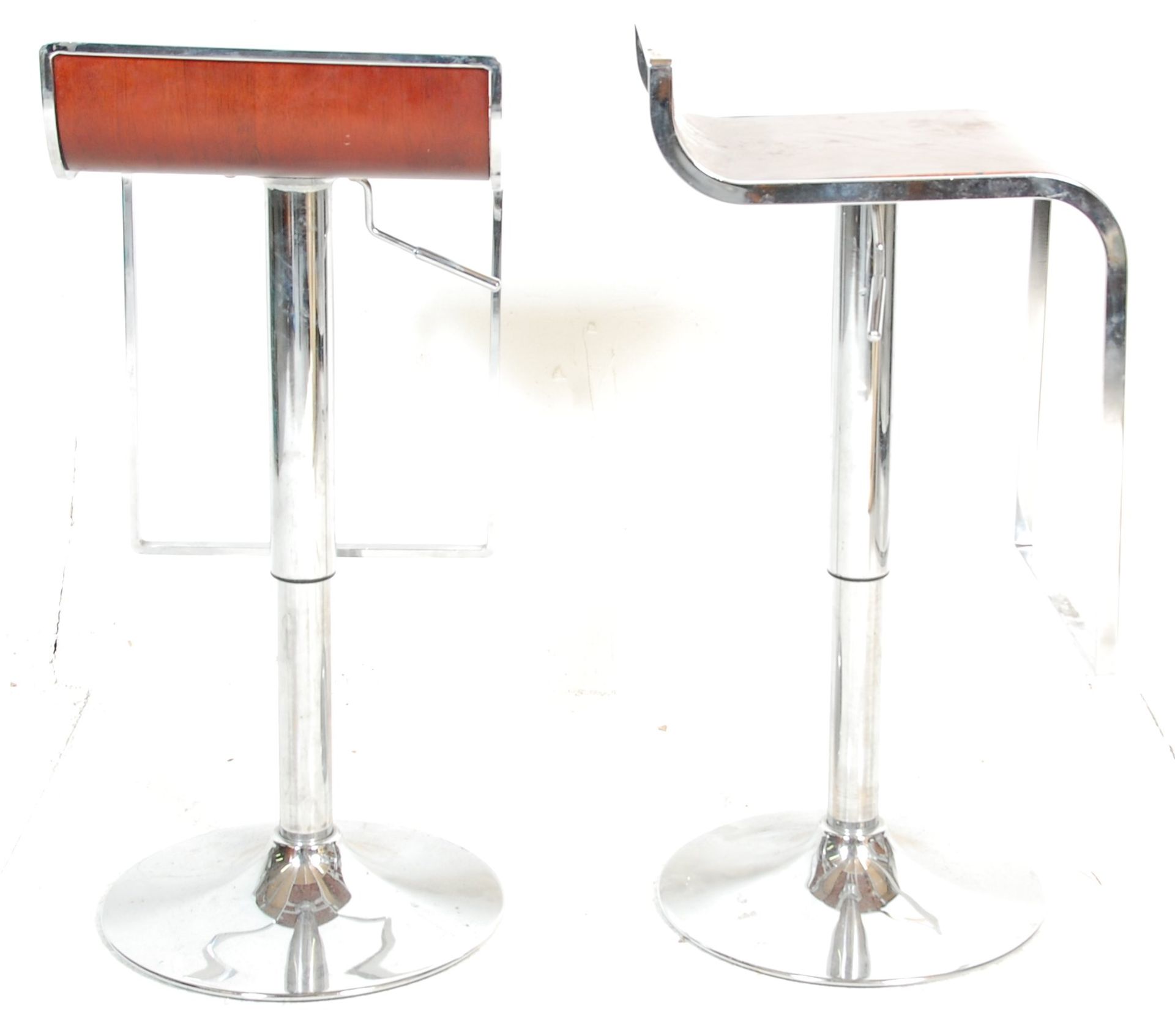 A good pair of retro style chrome bar / breakfast stools raised on round bases with drop down - Bild 4 aus 4