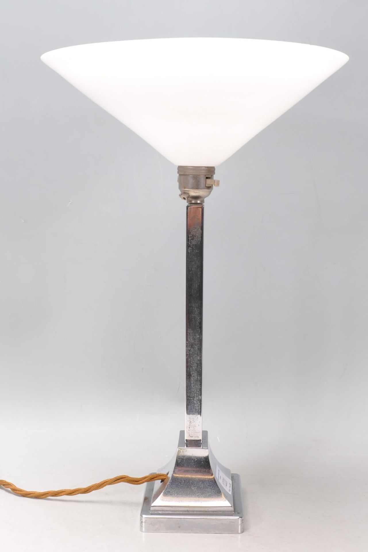 A good vintage 20th Century Art Deco chrome table lamp raised on a stepped base having a white glass - Bild 5 aus 6