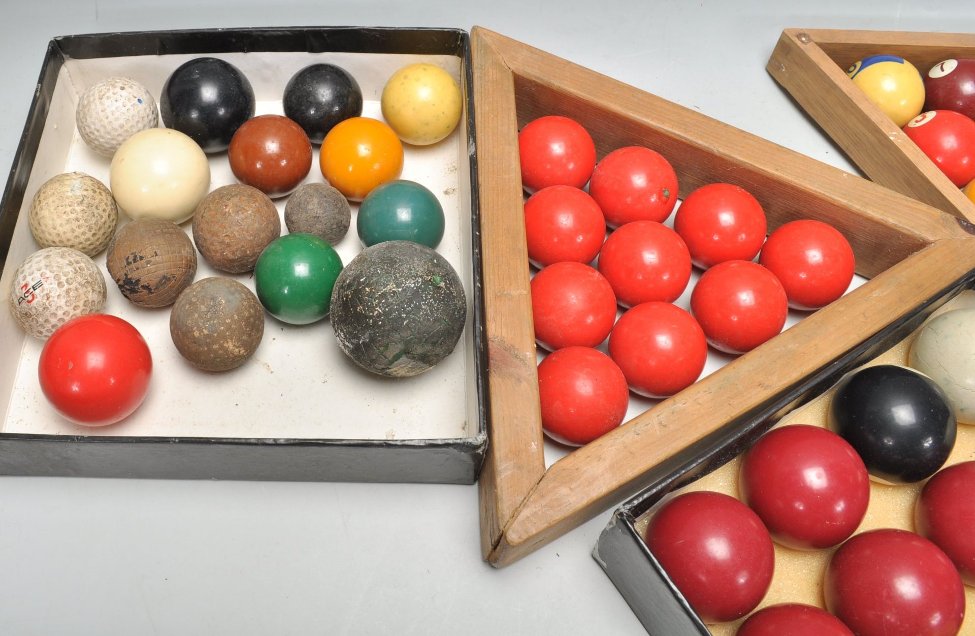 A collection of vintage snooker balls from various assorted sets along with wooden triangles and - Bild 3 aus 4
