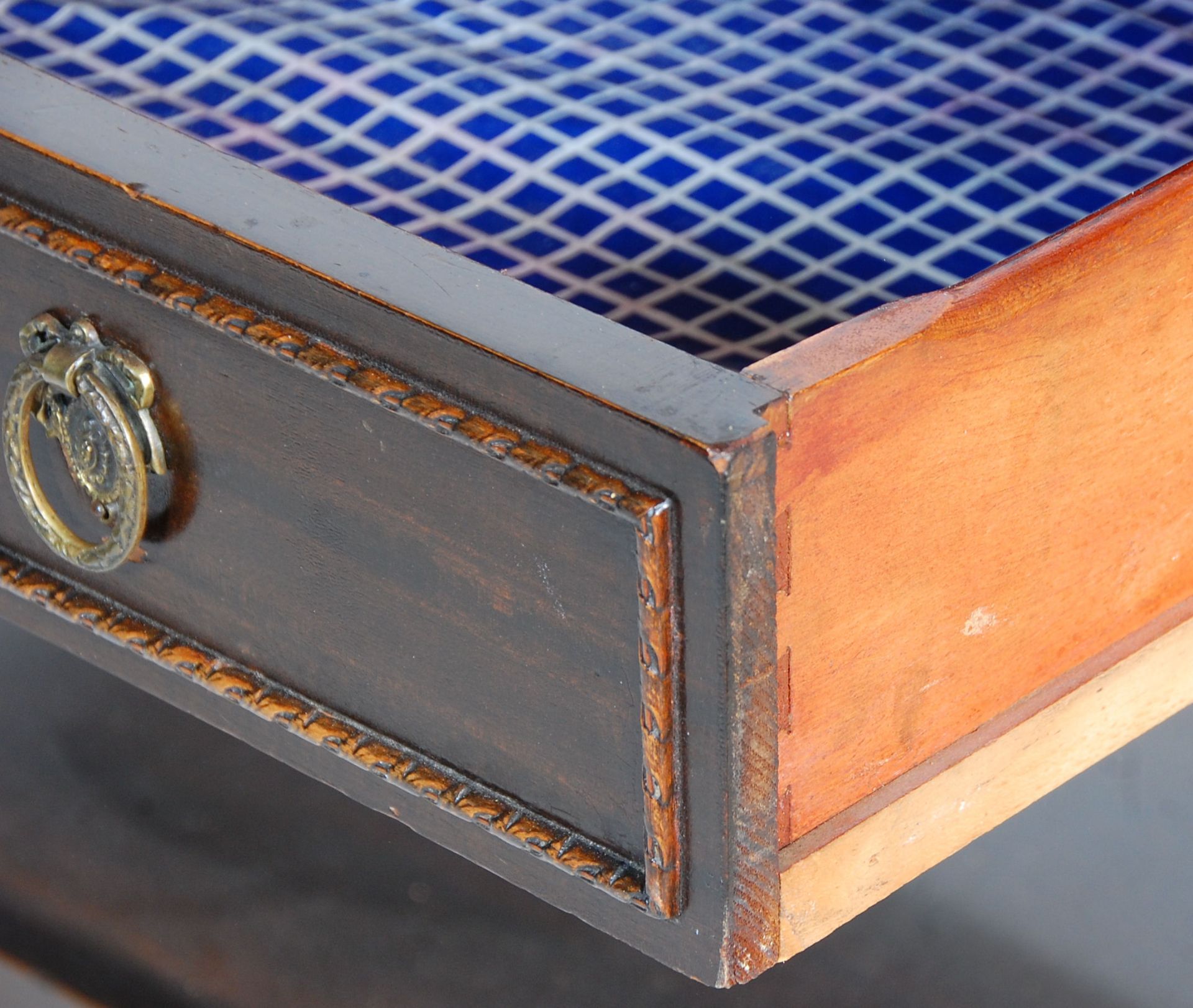 An early 20th Century Edwardian mahogany serving table having a gallery back, with a single drawer - Bild 5 aus 6