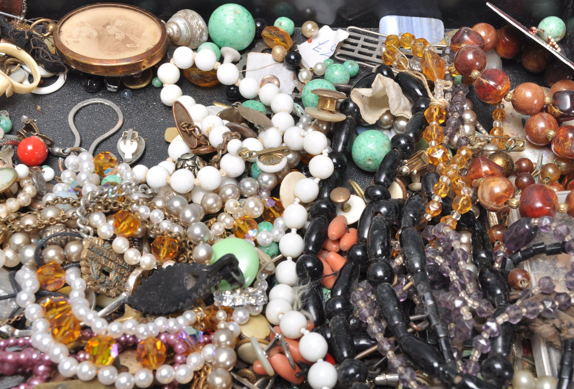 A collection of vintage ladies costume jewellery to include  good selection of beaded necklaces, a - Bild 4 aus 9