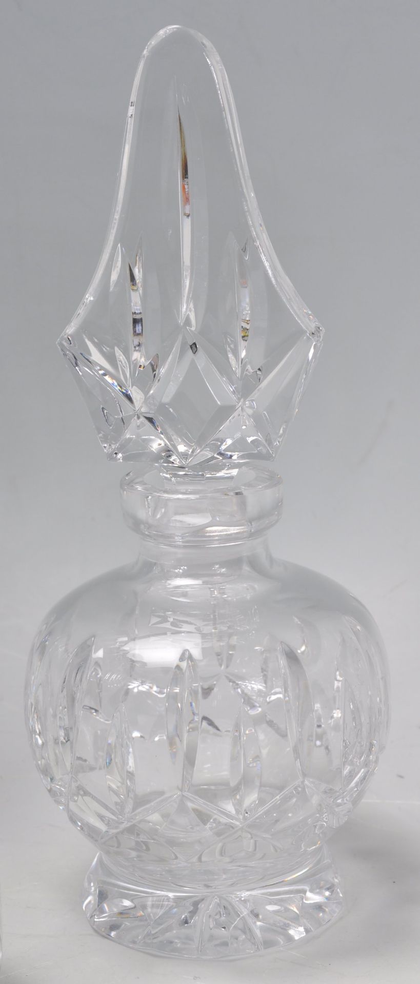 A collection of 20th Century etched glass ornaments to include a cut glass vase in with etched - Bild 6 aus 7