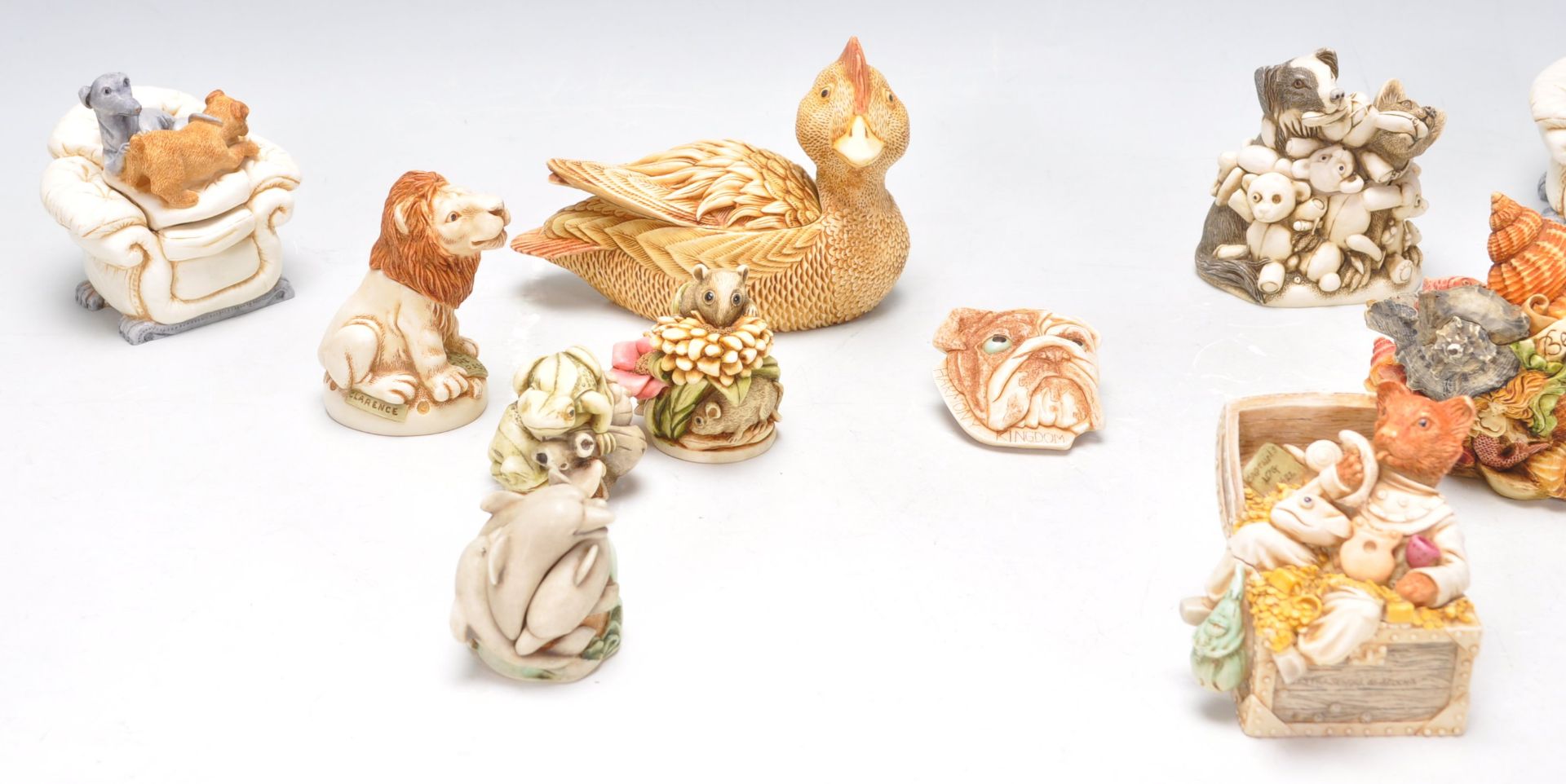 A collection of Harmony Kingdom resin novelty figurines to include a bull dog box, field mouse - Bild 4 aus 13