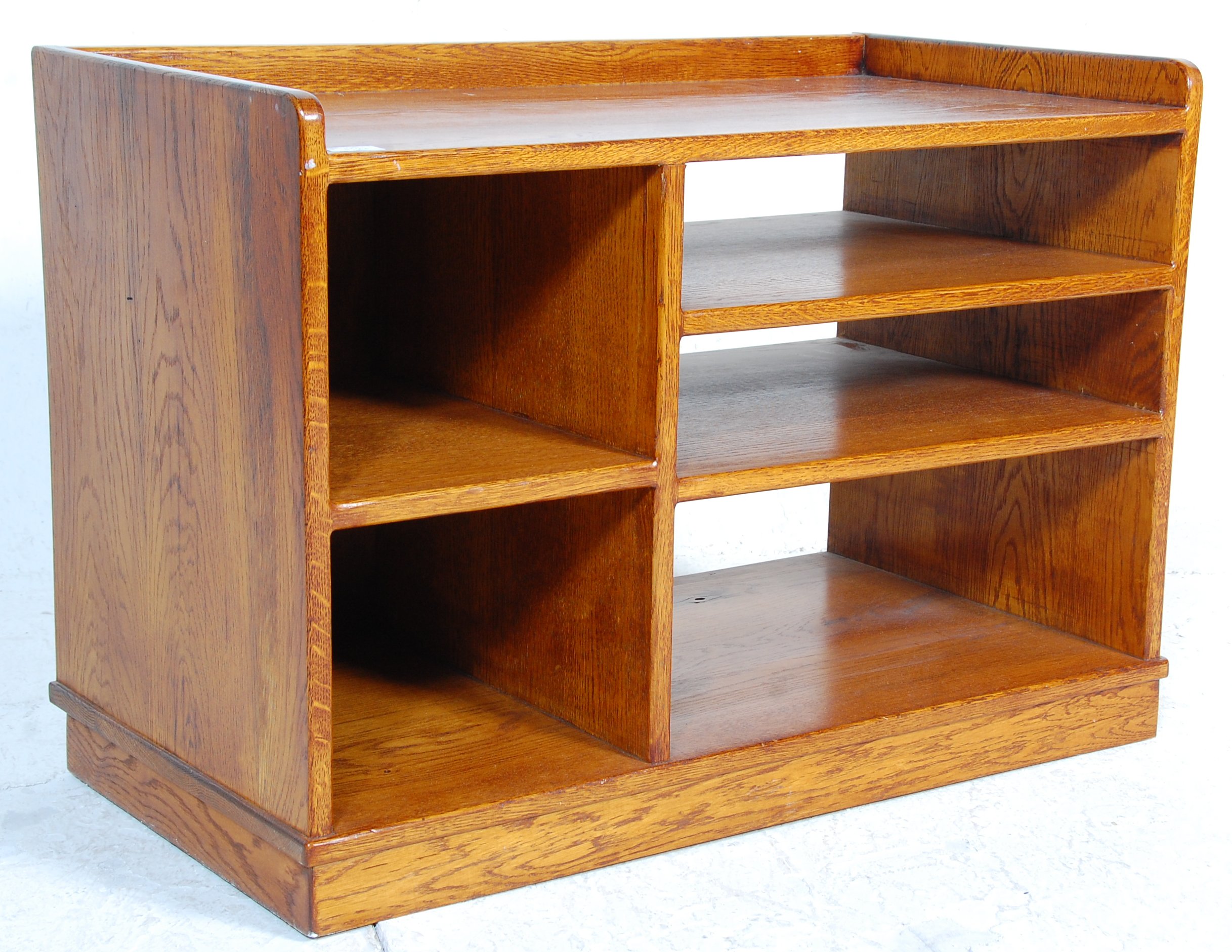 An 20th Century oak office storage unit / entertainment unit having a gallery top with sectional - Image 5 of 6