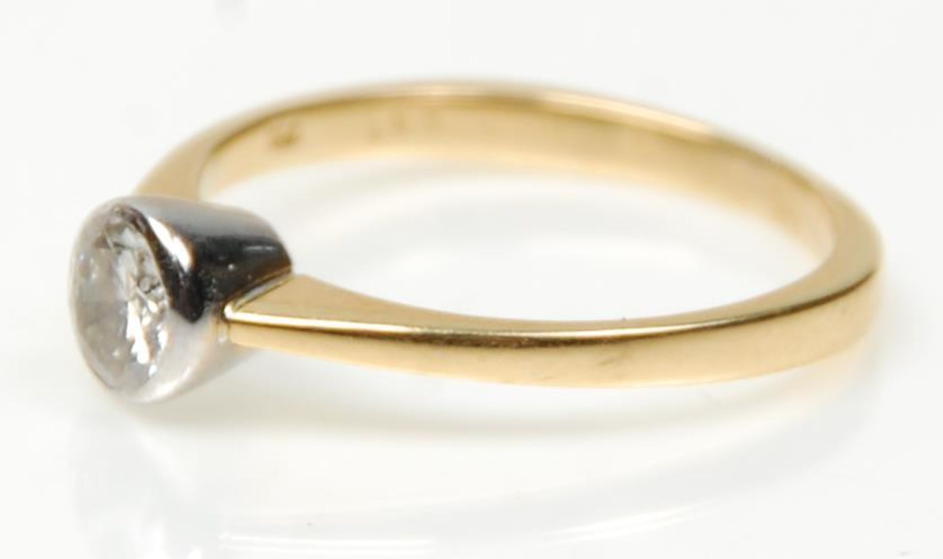 A stamped 750 18ct gold ring set with a round cut diamond of approx 0.5ct's. Weight 2.8g. Size O. - Bild 2 aus 6