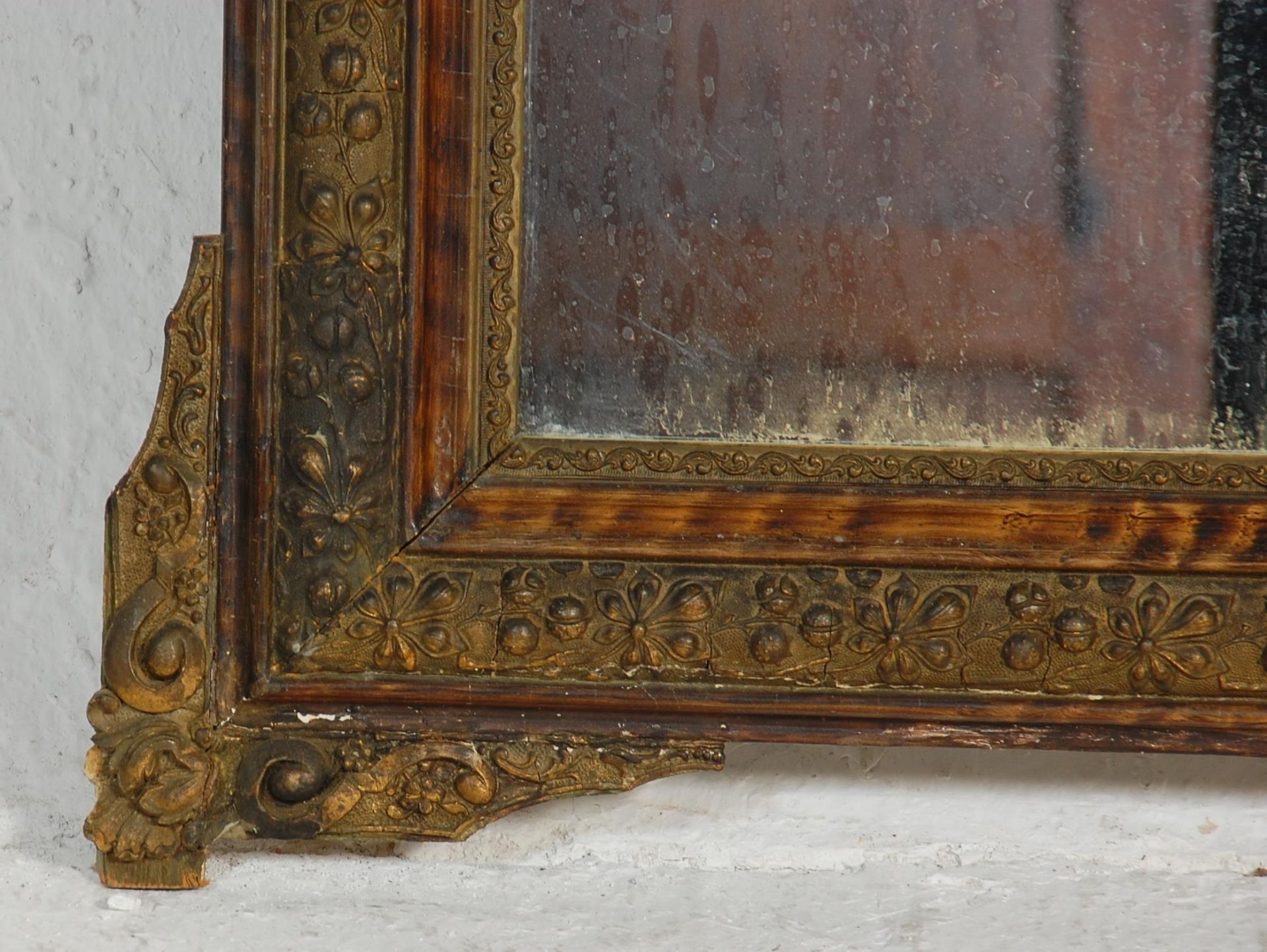 A 19th Century French wall mirror having a moulded gilt frame having raised floral and foliate - Bild 4 aus 5